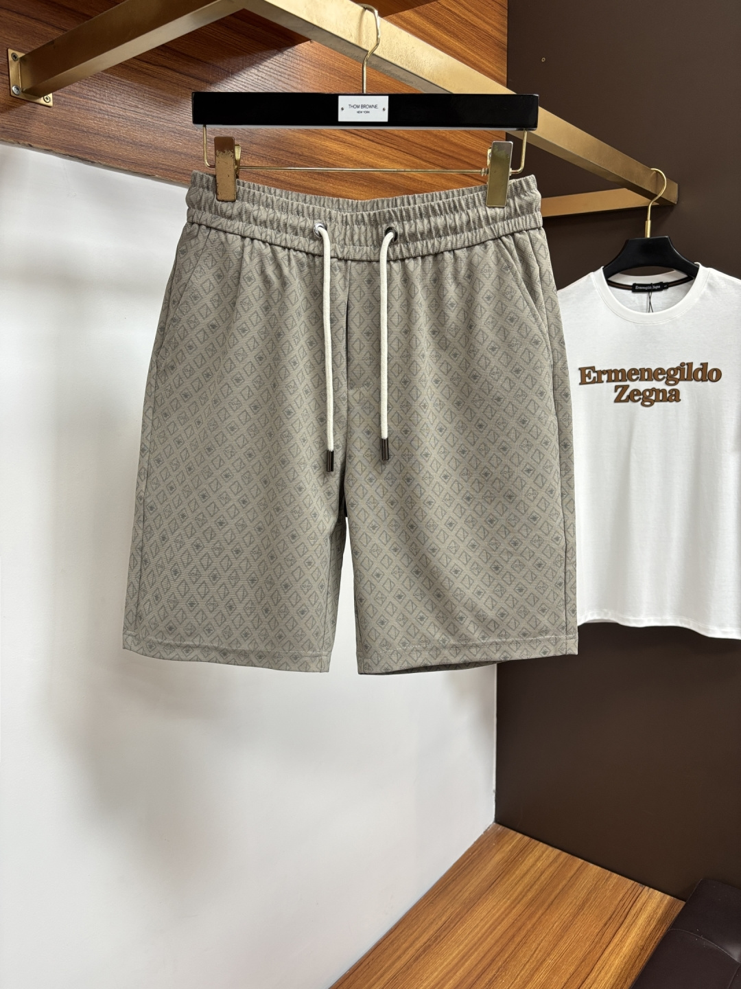 NO:846373,Dior's official website counters are available at the same time, the original order is very good, a super stylish casual shorts, customized original fabric, unique design, top-notch printing technology letter pattern logo, original hardware accessories decoration, extremely outstanding shorts, the materials and craftsmanship are extremely luxurious and exquisite, extremely high-grade, handsome and stylish upper body, LSX recommended, size M-4XL,, dior, shorts,19860909迪奥 官网专柜同步有售,原单狠货,超级有范儿的一款休闲短裤 定制原版面料,独特设计,顶级印花工艺字母图案logo,原版五金辅料装饰,极为翘楚的一款短裤,用料与工艺都极致奢华精湛,档次极高,上身帅气有型,LSX推荐,码数M-4XL,,dior,shorts,,Men's clothing