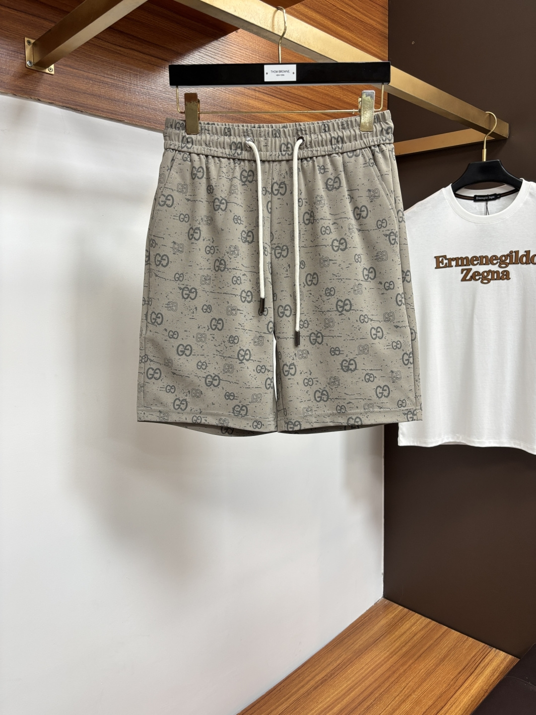 NO:846371,Gucci official website counters are available at the same time, the original order is very good, a super stylish casual shorts, customized original fabric, unique design, top-notch printing technology letter pattern logo, original hardware accessories decoration, extremely outstanding shorts, the materials and craftsmanship are extremely luxurious and exquisite, extremely high-grade, handsome and stylish upper body, LSX recommended, size M-4XL,, shorts,19860909古奇 官网专柜同步有售,原单狠货,超级有范儿的一款休闲短裤 定制原版面料,独特设计,顶级印花工艺字母图案logo,原版五金辅料装饰,极为翘楚的一款短裤,用料与工艺都极致奢华精湛,档次极高,上身帅气有型,LSX推荐,码数M-4XL,,shorts,,Men's clothing