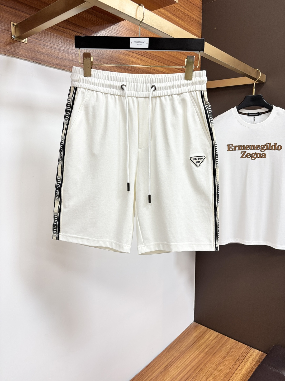 NO:846369,Prada official website counters are available at the same time, the original order is very good, a super stylish casual shorts, customized original fabric, unique design, top-notch printing technology letter pattern logo, original hardware accessories decoration, extremely outstanding shorts, the materials and craftsmanship are extremely luxurious and exquisite, extremely high-grade, handsome and stylish upper body, LSX recommended, size M-4XL,, prada, shorts,19860909普拉达 官网专柜同步有售,原单狠货,超级有范儿的一款休闲短裤 定制原版面料,独特设计,顶级印花工艺字母图案logo,原版五金辅料装饰,极为翘楚的一款短裤,用料与工艺都极致奢华精湛,档次极高,上身帅气有型,LSX推荐,码数M-4XL,,prada,shorts,,Men's clothing