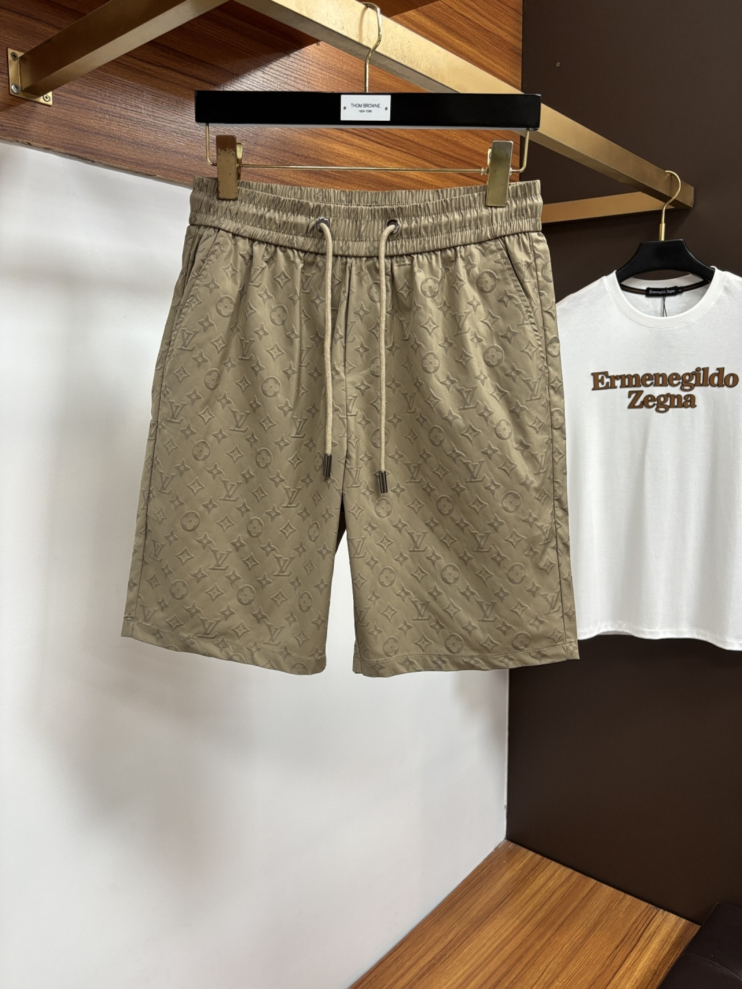 NO:846386,Available at the LV official website counter at the same time, original order, super stylish casual shorts, customized original fabric, unique design, top-notch printing technology letter pattern logo, original hardware accessories decoration, extremely outstanding shorts, materials and craftsmanship are extremely luxurious and exquisite, extremely high grade, handsome and stylish upper body, LSX recommended, size M-4XL,, louis vuitton, shorts,19860909LV 官网专柜同步有售,原单狠货,超级有范儿的一款休闲短裤 定制原版面料,独特设计,顶级印花工艺字母图案logo,原版五金辅料装饰,极为翘楚的一款短裤,用料与工艺都极致奢华精湛,档次极高,上身帅气有型,LSX推荐,码数M-4XL,,louis vuitton,shorts,,Men's clothing