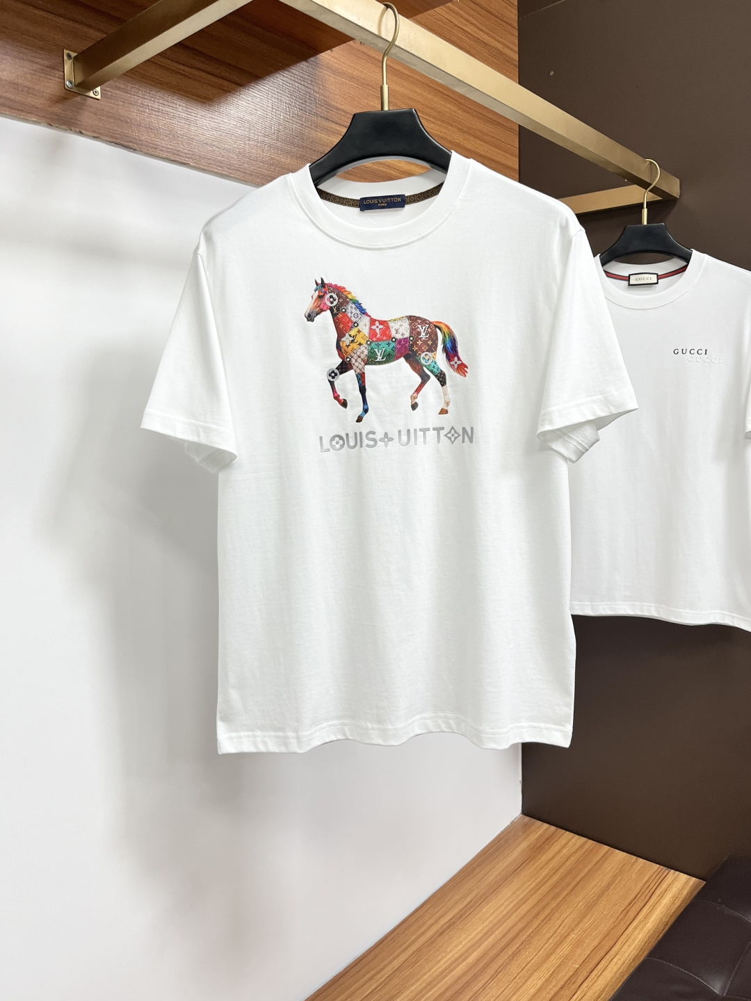 NO:846313,LV 26 spring and summer new brand letter logo logo short-sleeved T-shirt, DB customized 80-count double-strand mercerized cotton fabric; two colors are shipped together. Sizes M-3XL. Please state your height and weight when ordering, louis vuitton, T-shirt, tees, t-shirt,19860909LV 26春夏新品品牌字母徽标标识短袖T恤,DB定制80支双股丝光棉面料；两色齐发 尺码M-3XL 报单请报身高体重,,louis vuitton,T-shirt,tees，t-shirt,,Men's clothing