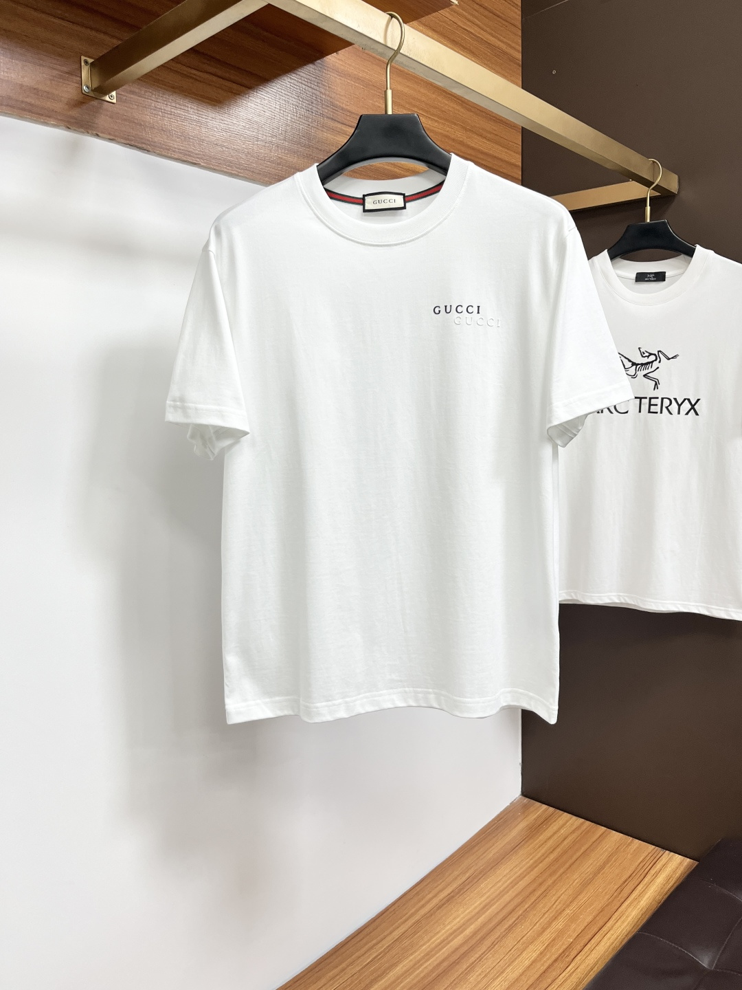 NO:846309,Gucci 26 spring and summer new brand letter logo logo short-sleeved T-shirt, DB customized 80-count double-strand mercerized cotton fabric; two colors are available. Size M-3XL. Please state your height and weight when placing an order, T-shirt, tees, t-shirt,19860909古奇 26春夏新品品牌字母徽标标识短袖T恤,DB定制80支双股丝光棉面料；两色齐发 尺码M-3XL 报单请报身高体重,,T-shirt,tees，t-shirt,,Men's clothing