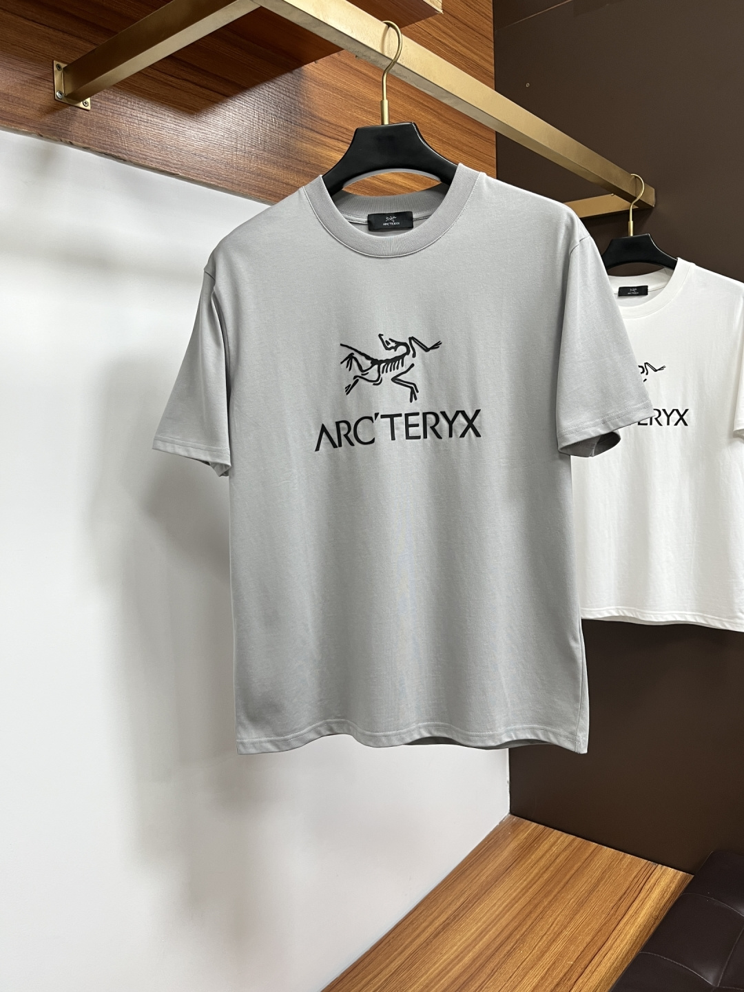 NO:846305,Arc'teryx 26 spring and summer new brand letter logo logo short-sleeved T-shirt, DB customized 80-count double-strand mercerized cotton fabric; two colors are available. Size M-3XL. Please state your height and weight when ordering, arc'teryx, T-shirt, tees, t-shirt,19860909始祖鸟 26春夏新品品牌字母徽标标识短袖T恤,DB定制80支双股丝光棉面料；两色齐发 尺码M-3XL 报单请报身高体重,arc'teryx,T-shirt,tees，t-shirt,,Men's clothing