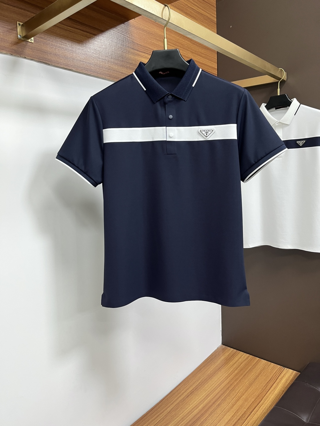NO:846297,Prada  The classic Polo collar design for spring and summer 2026, with simple single-breasted buttons, neat and smooth lines, cleverly modifying the neck line, showing an elegant gentleman's style. The exquisite brand logo on the left chest uses a seamless gluing process, which is delicate and smooth, revealing a luxurious texture in a low-key manner, showing the brand's ingenuity and pursuit of quality in every detail. Selected high-quality fabrics, soft to the touch  It is soft and smooth, has good breathability, and is comfortable to wear. Whether it is worn with casual trousers to attend business occasions to show professionalism or combined with jeans to create a daily look to create a relaxed and comfortable atmosphere, it can be perfectly adapted. ZJ helps you interpret various styles with ease and show your unique taste. Sizes M-4XL, prada, jeans,19860909普拉达 2026春夏经典的Polo领设计,搭配简洁的单排扣,线条利落流畅,巧妙修饰颈部线条,彰显优雅绅士格调.左胸处精致的品牌标识,采用无痕压胶工艺,细腻而平整,低调间流露奢华质感,于细微之处展现品牌匠心与品质追求.精选优质面料,触感柔软顺滑,透气性佳,穿着舒适自在.无论是搭配休闲西裤出席商务场合,展现专业干练；还是与牛仔裤组合打造日常造型,营造轻松惬意氛围,它都能完美适配,ZJ助你以从容姿态诠释多样风格,尽显独特品味.尺码M-4XL,,prada,jeans,,Men's clothing