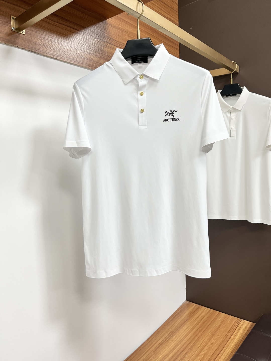NO:846293,Archaeopteryx  The classic Polo collar design for spring and summer 2026, with simple single-breasted buttons, neat and smooth lines, cleverly modifying the neck line, showing an elegant gentleman's style. The exquisite brand logo on the left chest uses a seamless gluing process, which is delicate and smooth, showing a luxurious texture in a low-key manner, showing the brand's ingenuity and pursuit of quality in every detail. Selected high-quality fabrics, soft and smooth to the touch  It is smooth, breathable and comfortable to wear. Whether it is paired with casual trousers to attend business occasions to show professionalism or combined with jeans to create a daily look to create a relaxed and comfortable atmosphere, it can be perfectly adapted. ZJ helps you interpret various styles with a calm attitude and show your unique taste. Sizes M-4XL, arc'teryx, jeans,19860909始祖鸟 2026春夏经典的Polo领设计,搭配简洁的单排扣,线条利落流畅,巧妙修饰颈部线条,彰显优雅绅士格调.左胸处精致的品牌标识,采用无痕压胶工艺,细腻而平整,低调间流露奢华质感,于细微之处展现品牌匠心与品质追求.精选优质面料,触感柔软顺滑,透气性佳,穿着舒适自在.无论是搭配休闲西裤出席商务场合,展现专业干练；还是与牛仔裤组合打造日常造型,营造轻松惬意氛围,它都能完美适配,ZJ助你以从容姿态诠释多样风格,尽显独特品味.尺码M-4XL,arc'teryx,jeans,,Men's clothing