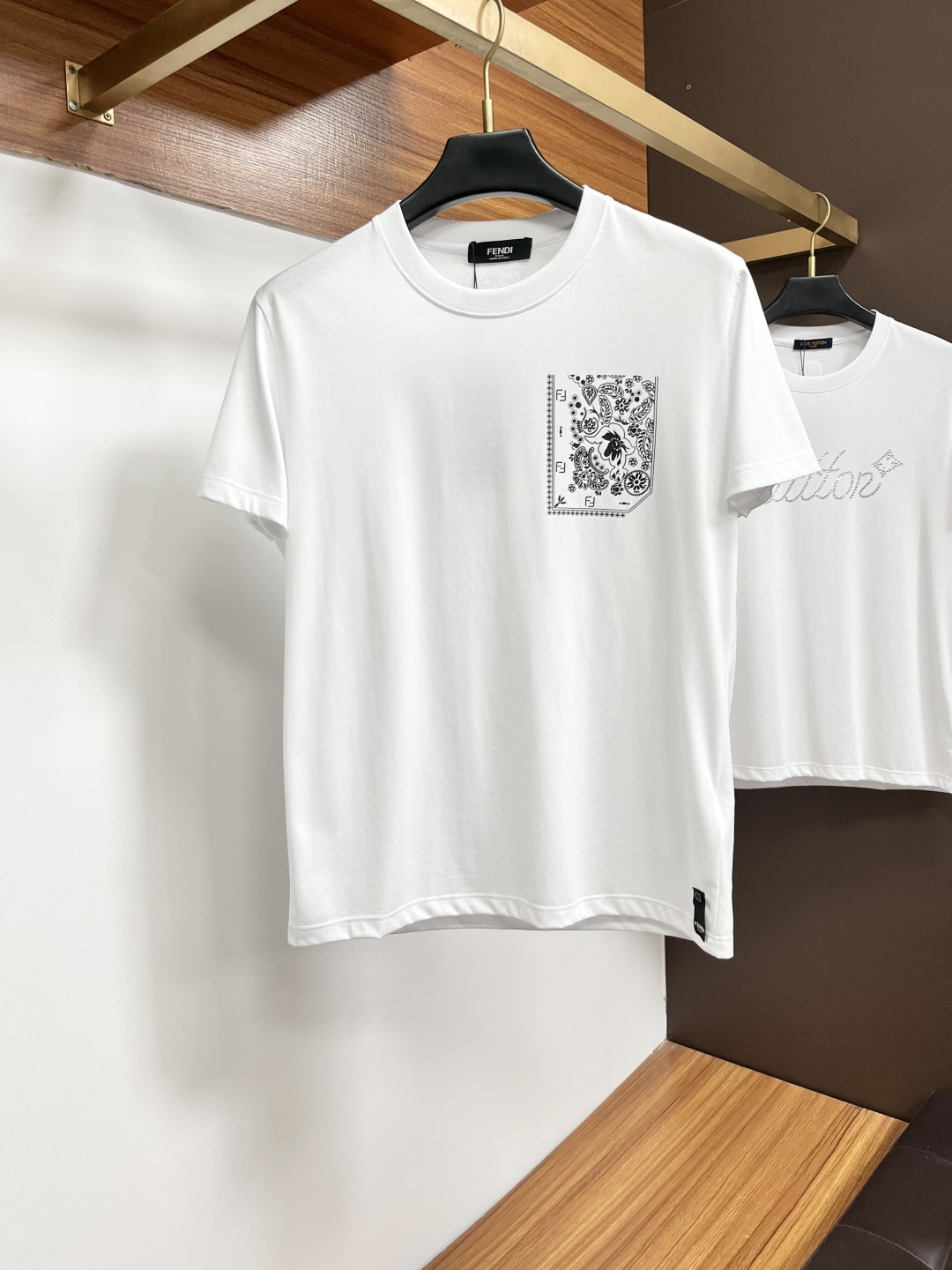 NO:849356,Fendi 25 spring and summer new product Medusa& brand letter logo printed logo short-sleeved T-shirt, customized 80-count double-strand mercerized cotton fabric; black white M-4XL,,fendi,T-shirt,tees,t-shirt,19860909芬迪 25春夏新品Medusa&品牌字母徽标印花标识短袖T恤,定制80支双股丝光棉面料；黑色 白色 M-4XL,,fendi,T-shirt,tees，t-shirt,,Men's clothing