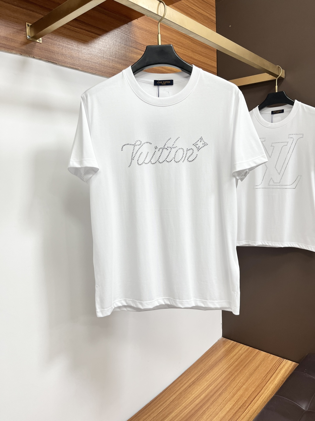 NO:849382,LV 25 spring and summer new product Medusa& brand letter logo printed logo short-sleeved T-shirt, customized 80-count double-strand mercerized cotton fabric; black white M-4XL, Louis Vuitton, T-shirt, tees, t-shirt,19860909LV 25春夏新品Medusa&品牌字母徽标印花标识短袖T恤,定制80支双股丝光棉面料；黑色 白色 M-4XL,,louis vuitton,T-shirt,tees，t-shirt,,Men's clothing