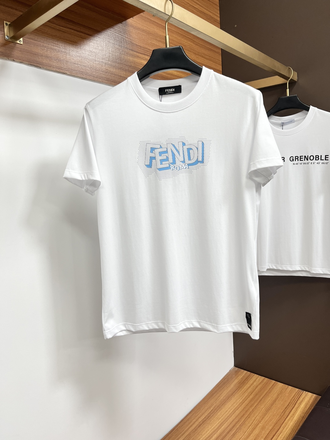 NO:849376,Fendi 25 spring and summer new product Medusa& brand letter logo printed logo short-sleeved T-shirt, customized 80-count double-strand mercerized cotton fabric; black white M-4XL,,fendi,T-shirt,tees,t-shirt,19860909芬迪 25春夏新品Medusa&品牌字母徽标印花标识短袖T恤,定制80支双股丝光棉面料；黑色 白色 M-4XL,,fendi,T-shirt,tees，t-shirt,,Men's clothing