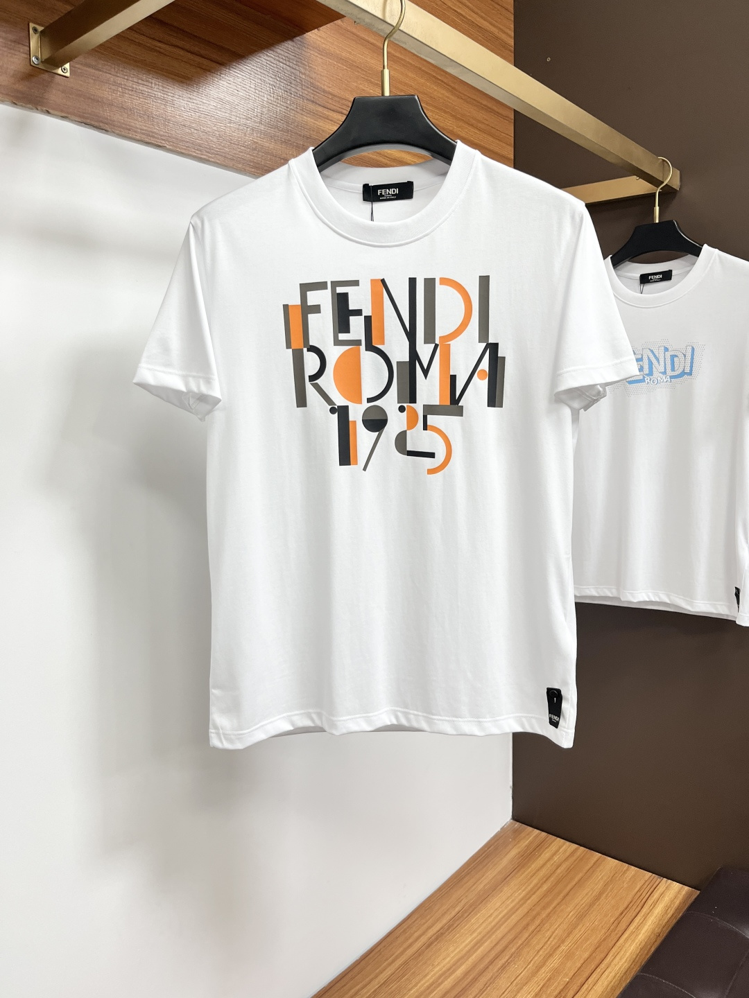 NO:847920,Fendi 26ss new spring and summer crystal diamond round neck short-sleeved T-shirt, embellished with imported Australian diamond brand logo design on the front, creating a basic men's item and injecting new ideas into men's wardrobe. Made of 80-count double-strand mercerized cotton fabric, the fabric has high-end texture, soft and silky, excellent elasticity, anti-wrinkle and anti-yellowing, and is not easy to deform after long-term wear and long-term washing; black white M～4XL,, fendi, T-shirt, tees, t-shirt,19860909芬迪 26ss春夏新品水晶钻圆领短袖T恤,正面缀饰有进口澳钻品牌标识设计,打造男士基本款单品,为男士衣橱注入新意.采用80支双股丝光棉面料制成,面料质感高端、柔软丝滑,弹性优良抗皱抗黄,久穿久洗不易变形；黑色 白色 M～4XL,,fendi,T-shirt,tees，t-shirt,,Men's clothing