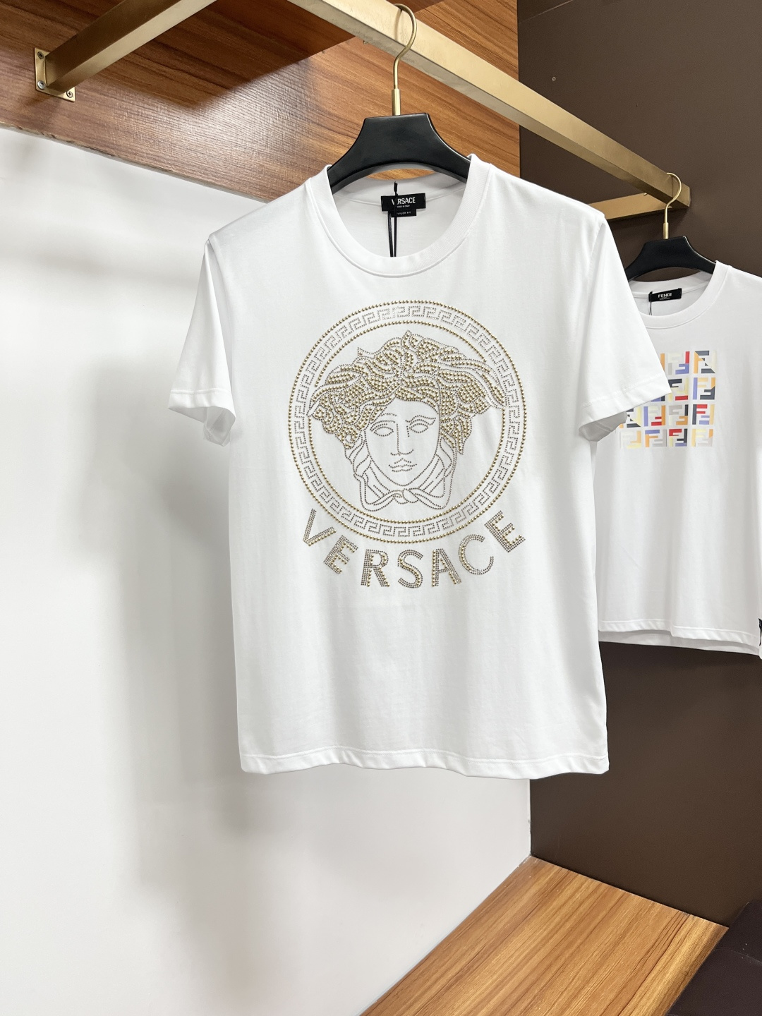 NO:847917,Versace 26ss new spring and summer crystal diamond round neck short-sleeved T-shirt, embellished with imported Australian diamond brand logo design on the front, creating a basic men's item and injecting new ideas into the men's wardrobe. Made of 80-count double-strand mercerized cotton fabric, the fabric has high-end texture, soft and silky, excellent elasticity, anti-wrinkle and anti-yellowing, and is not easy to deform after long-term wear and long-term washing; black white M～4XL,,versace,T-shirt,tees,t-shirt,19860909范思哲 26ss春夏新品水晶钻圆领短袖T恤,正面缀饰有进口澳钻品牌标识设计,打造男士基本款单品,为男士衣橱注入新意.采用80支双股丝光棉面料制成,面料质感高端、柔软丝滑,弹性优良抗皱抗黄,久穿久洗不易变形；黑色 白色 M～4XL,,versace,T-shirt,tees，t-shirt,,Men's clothing