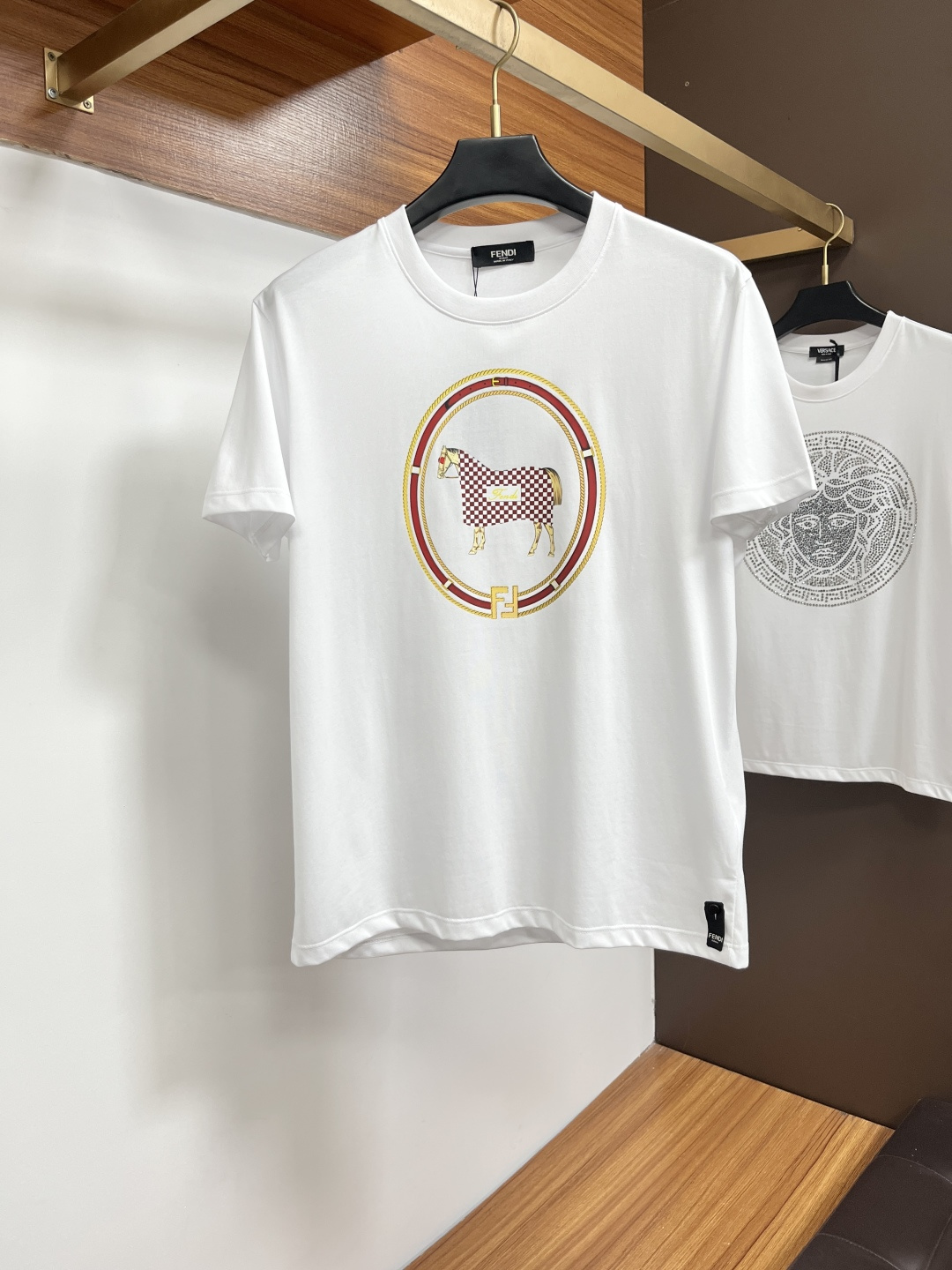 NO:847914,Fendi 26ss new spring and summer crystal diamond round neck short-sleeved T-shirt, embellished with imported Australian diamond brand logo design on the front, creating a basic men's item and injecting new ideas into men's wardrobe. Made of 80-count double-strand mercerized cotton fabric, the fabric has high-end texture, soft and silky, excellent elasticity, anti-wrinkle and anti-yellowing, and is not easy to deform after long-term wear and long-term washing; black white M～4XL,, fendi, T-shirt, tees, t-shirt,19860909芬迪 26ss春夏新品水晶钻圆领短袖T恤,正面缀饰有进口澳钻品牌标识设计,打造男士基本款单品,为男士衣橱注入新意.采用80支双股丝光棉面料制成,面料质感高端、柔软丝滑,弹性优良抗皱抗黄,久穿久洗不易变形；黑色 白色 M～4XL,,fendi,T-shirt,tees，t-shirt,,Men's clothing