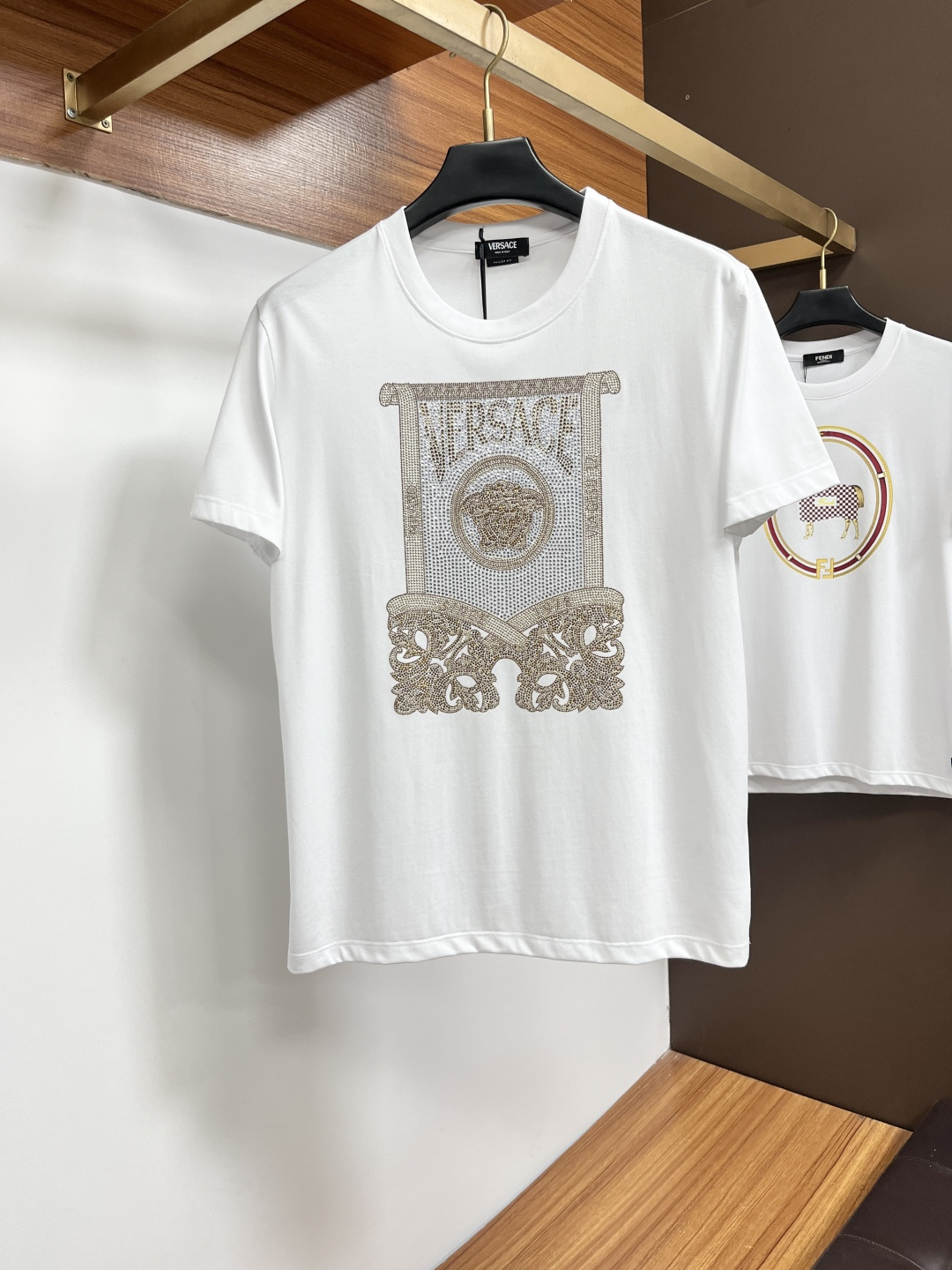 NO:847941,Versace 26ss new spring and summer crystal diamond round neck short-sleeved T-shirt, embellished with imported Australian diamond brand logo design on the front, creating a basic men's item and injecting new ideas into the men's wardrobe. Made of 80-count double-strand mercerized cotton fabric, the fabric has high-end texture, soft and silky, excellent elasticity, anti-wrinkle and anti-yellowing, and is not easy to deform after long-term wear and long-term washing; black white M～4XL,,versace,T-shirt,tees,t-shirt,19860909范思哲 26ss春夏新品水晶钻圆领短袖T恤,正面缀饰有进口澳钻品牌标识设计,打造男士基本款单品,为男士衣橱注入新意.采用80支双股丝光棉面料制成,面料质感高端、柔软丝滑,弹性优良抗皱抗黄,久穿久洗不易变形；黑色 白色 M～4XL,,versace,T-shirt,tees，t-shirt,,Men's clothing