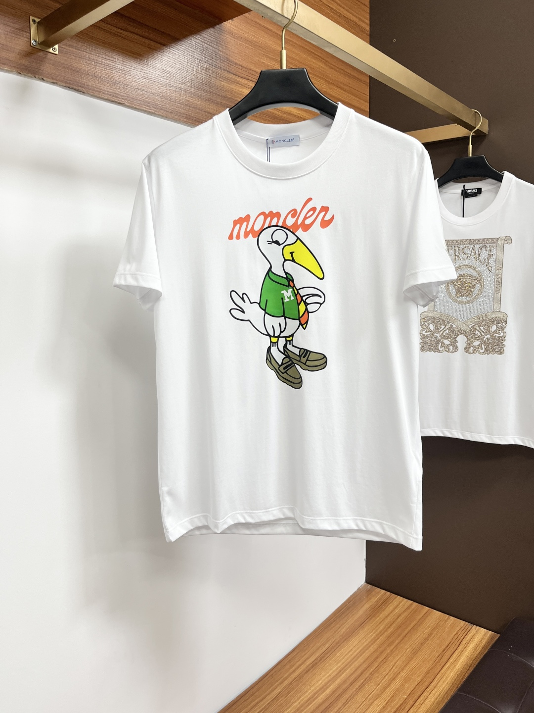 NO:847938,Mengkou 26ss new spring and summer crystal diamond round neck short-sleeved T-shirt, embellished with imported Australian diamond brand logo design on the front, creating a basic men's item and injecting new ideas into men's wardrobe. Made of 80-count double-strand mercerized cotton fabric, the fabric has high-end texture, soft and silky, excellent elasticity, anti-wrinkle and anti-yellowing, and is not easy to deform after long-term wear and long-term washing; black, white, M～4XL,, Moncler, T-shirt, tees, t-shirt,19860909蒙口 26ss春夏新品水晶钻圆领短袖T恤,正面缀饰有进口澳钻品牌标识设计,打造男士基本款单品,为男士衣橱注入新意.采用80支双股丝光棉面料制成,面料质感高端、柔软丝滑,弹性优良抗皱抗黄,久穿久洗不易变形；黑色 白色 M～4XL,,Moncler,T-shirt,tees，t-shirt,,Men's clothing