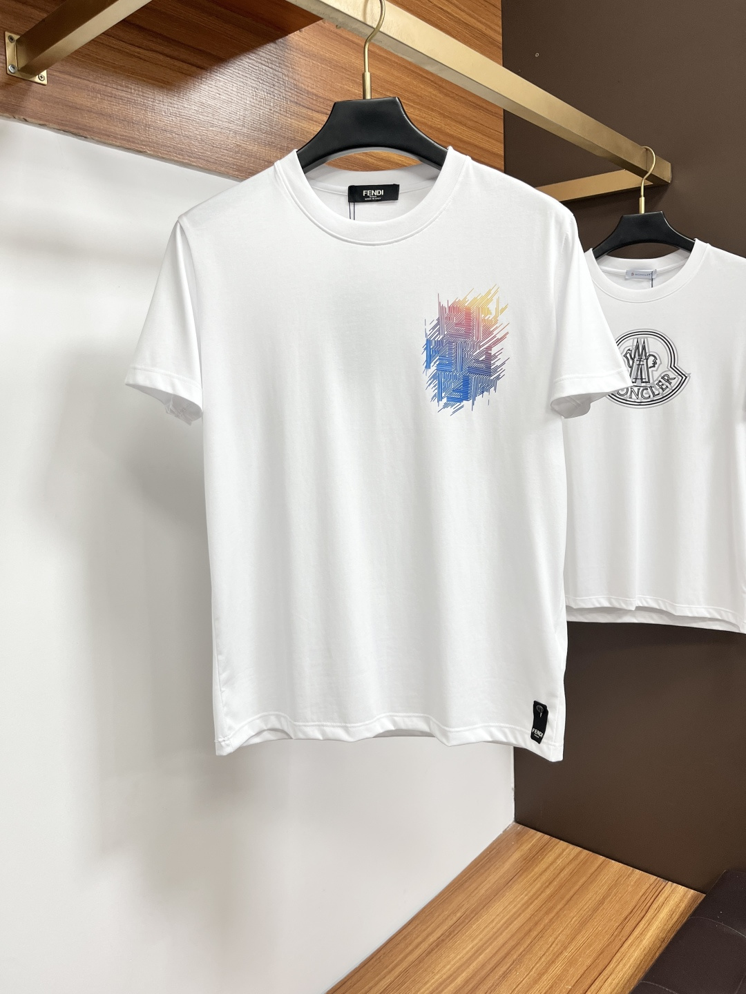 NO:847934,Fendi 26ss new spring and summer crystal diamond round neck short-sleeved T-shirt, embellished with imported Australian diamond brand logo design on the front, creating a basic men's item and injecting new ideas into men's wardrobe. Made of 80-count double-strand mercerized cotton fabric, the fabric has high-end texture, soft and silky, excellent elasticity, anti-wrinkle and anti-yellowing, and is not easy to deform after long-term wear and long-term washing; black white M～4XL,, fendi, T-shirt, tees, t-shirt,19860909芬迪 26ss春夏新品水晶钻圆领短袖T恤,正面缀饰有进口澳钻品牌标识设计,打造男士基本款单品,为男士衣橱注入新意.采用80支双股丝光棉面料制成,面料质感高端、柔软丝滑,弹性优良抗皱抗黄,久穿久洗不易变形；黑色 白色 M～4XL,,fendi,T-shirt,tees，t-shirt,,Men's clothing