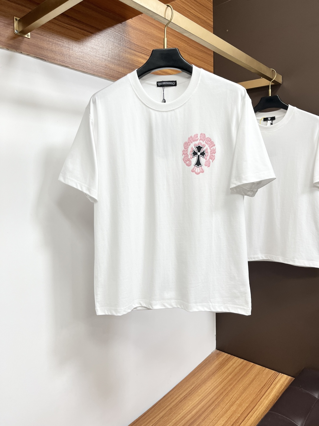 NO:849373,Chrome Hearts 26 spring and summer new brand letter logo logo short-sleeved T-shirt, BG customized 80-count double-strand mercerized cotton fabric; two colors are shipped together. Size S-2XL. Please state your height and weight when placing an order, chrome hearts, T-shirt, tees, t-shirt,19860909克罗心 26春夏新品品牌字母徽标标识短袖T恤,BG定制80支双股丝光棉面料；两色齐发 尺码S-2XL 报单请报身高体重,,chrome hearts,T-shirt,tees，t-shirt,,Men's clothing