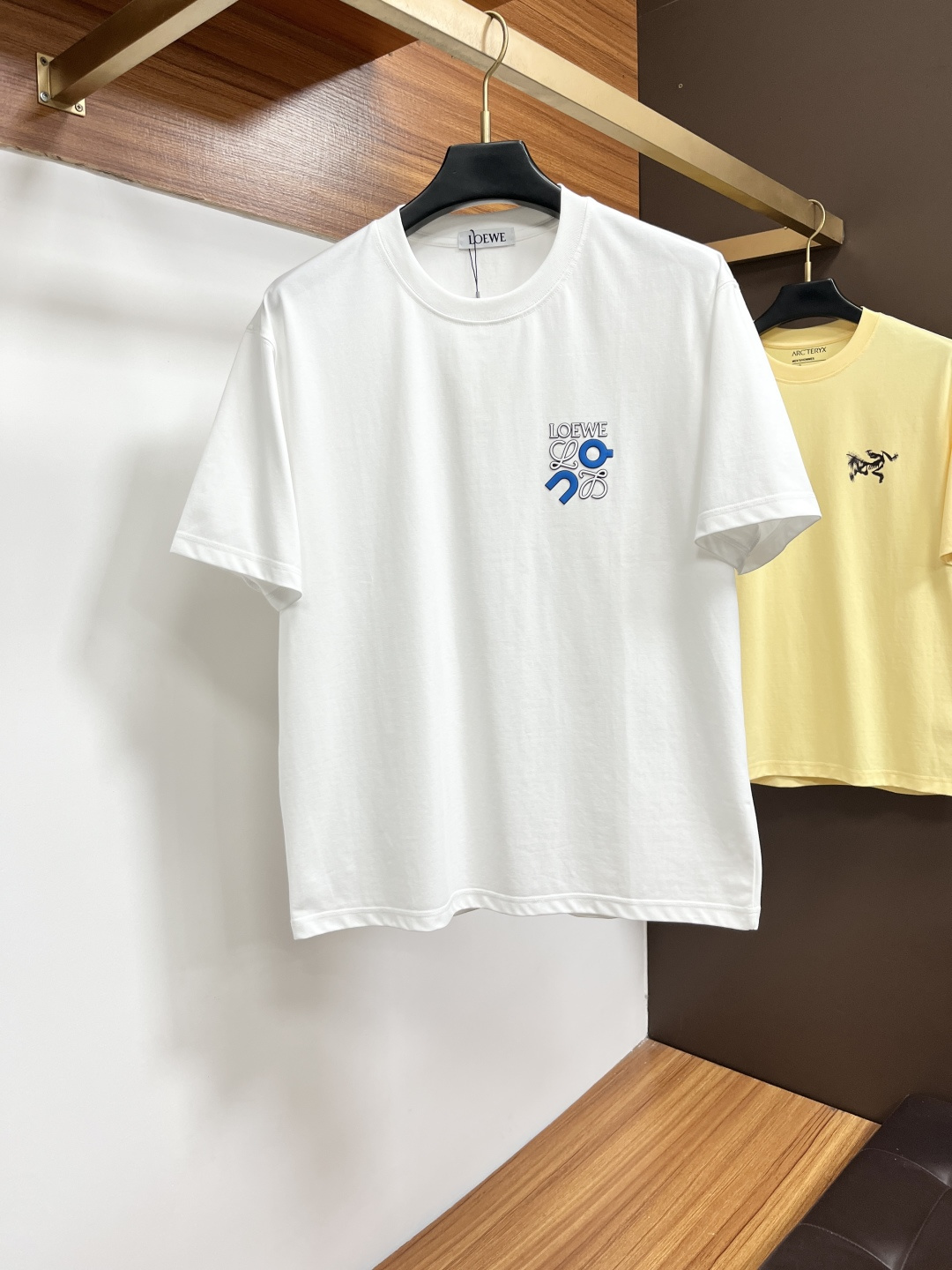NO:849367,Loewe 26 spring and summer new brand letter logo logo short-sleeved T-shirt, BG customized 80-count double-strand mercerized cotton fabric; two colors are available. Size S-2XL. Please state your height and weight when ordering, loewe, T-shirt, tees, t-shirt,19860909罗意威 26春夏新品品牌字母徽标标识短袖T恤,BG定制80支双股丝光棉面料；两色齐发 尺码S-2XL 报单请报身高体重,,loewe,T-shirt,tees，t-shirt,,Men's clothing