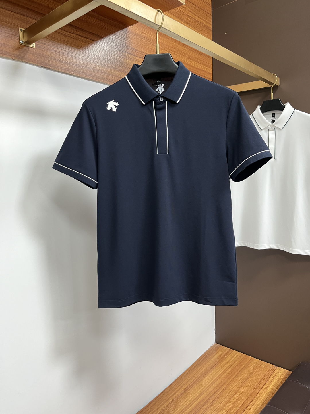 NO:849439,Disante  The classic Polo collar design for spring and summer 2026, with simple single-breasted buttons, neat and smooth lines, cleverly modifying the neck line, showing an elegant gentleman's style. The exquisite brand logo on the left chest uses a seamless gluing process, which is delicate and smooth, showing a luxurious texture in a low-key manner, showing the brand's ingenuity and pursuit of quality in every detail. Selected high-quality fabrics,  It feels soft and smooth, has good breathability, and is comfortable to wear. Whether it is worn with casual trousers to attend business occasions to show professionalism; or combined with jeans to create a daily look to create a relaxed and comfortable atmosphere, it can be perfectly adapted. BG helps you interpret various styles with ease and show your unique taste. Sizes M-4XL,,jeans,19860909迪桑特 2026春夏经典的Polo领设计,搭配简洁的单排扣,线条利落流畅,巧妙修饰颈部线条,彰显优雅绅士格调.左胸处精致的品牌标识,采用无痕压胶工艺,细腻而平整,低调间流露奢华质感,于细微之处展现品牌匠心与品质追求.精选优质面料,触感柔软顺滑,透气性佳,穿着舒适自在.无论是搭配休闲西裤出席商务场合,展现专业干练；还是与牛仔裤组合打造日常造型,营造轻松惬意氛围,它都能完美适配,BG助你以从容姿态诠释多样风格,尽显独特品味.尺码M-4XL,,jeans,,Men's clothing