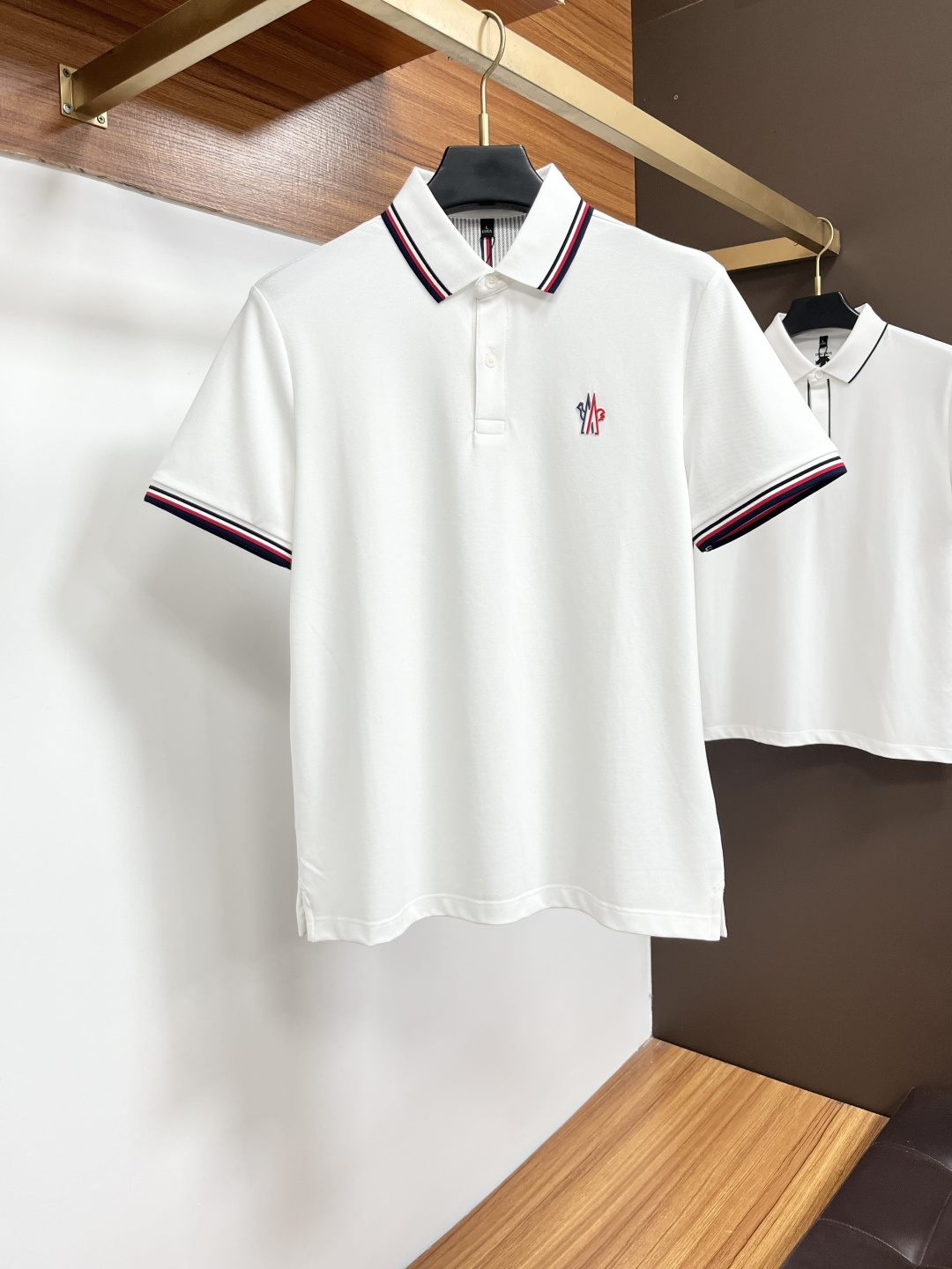 NO:849437,Mouth covering  The classic Polo collar design for spring and summer 2026, with simple single-breasted buttons, neat and smooth lines, cleverly modifying the neck line, showing an elegant gentleman's style. The exquisite brand logo on the left chest uses a seamless gluing process, which is delicate and smooth, revealing a luxurious texture in a low-key manner, showing the brand's ingenuity and pursuit of quality in every detail. Selected high-quality fabrics, soft to the touch  It is smooth, breathable and comfortable to wear. Whether it is worn with casual trousers to attend business occasions to show professionalism or combined with jeans to create a daily look to create a relaxed and comfortable atmosphere, it can be perfectly adapted. BG helps you interpret various styles with a calm attitude and show your unique taste. Sizes M-4XL, Moncler, jeans,19860909蒙口 2026春夏经典的Polo领设计,搭配简洁的单排扣,线条利落流畅,巧妙修饰颈部线条,彰显优雅绅士格调.左胸处精致的品牌标识,采用无痕压胶工艺,细腻而平整,低调间流露奢华质感,于细微之处展现品牌匠心与品质追求.精选优质面料,触感柔软顺滑,透气性佳,穿着舒适自在.无论是搭配休闲西裤出席商务场合,展现专业干练；还是与牛仔裤组合打造日常造型,营造轻松惬意氛围,它都能完美适配,BG助你以从容姿态诠释多样风格,尽显独特品味.尺码M-4XL,,Moncler,jeans,,Men's clothing