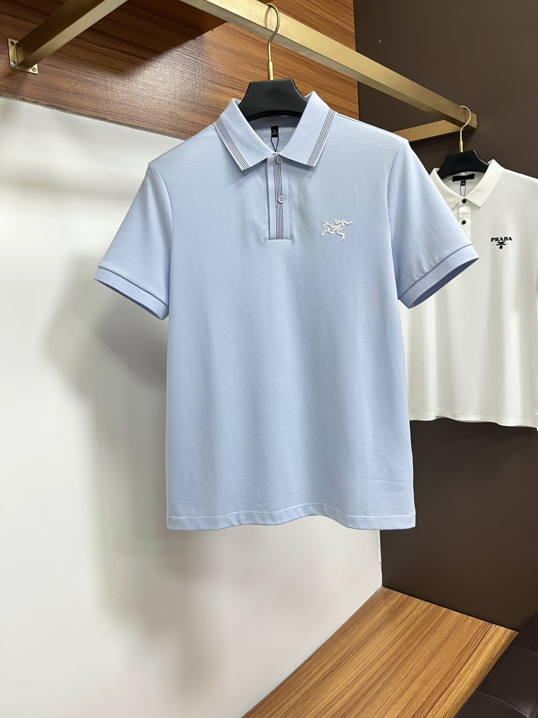 NO:849433,Archaeopteryx  The classic Polo collar design for spring and summer 2026, with simple single-breasted buttons, neat and smooth lines, cleverly modifying the neck line, showing an elegant gentleman's style. The exquisite brand logo on the left chest uses a seamless gluing process, which is delicate and smooth, showing a luxurious texture in a low-key manner, showing the brand's ingenuity and pursuit of quality in every detail. Selected high-quality fabrics, soft and smooth to the touch  It is slippery, has good breathability, and is comfortable to wear. Whether it is paired with casual trousers to attend business occasions to show professionalism or combined with jeans to create a daily look and create a relaxed and comfortable atmosphere, it can be perfectly adapted. BG helps you interpret various styles with a calm attitude and show your unique taste. Sizes M-4XL, arc'teryx, jeans,19860909始祖鸟 2026春夏经典的Polo领设计,搭配简洁的单排扣,线条利落流畅,巧妙修饰颈部线条,彰显优雅绅士格调.左胸处精致的品牌标识,采用无痕压胶工艺,细腻而平整,低调间流露奢华质感,于细微之处展现品牌匠心与品质追求.精选优质面料,触感柔软顺滑,透气性佳,穿着舒适自在.无论是搭配休闲西裤出席商务场合,展现专业干练；还是与牛仔裤组合打造日常造型,营造轻松惬意氛围,它都能完美适配,BG助你以从容姿态诠释多样风格,尽显独特品味.尺码M-4XL,arc'teryx,jeans,,Men's clothing