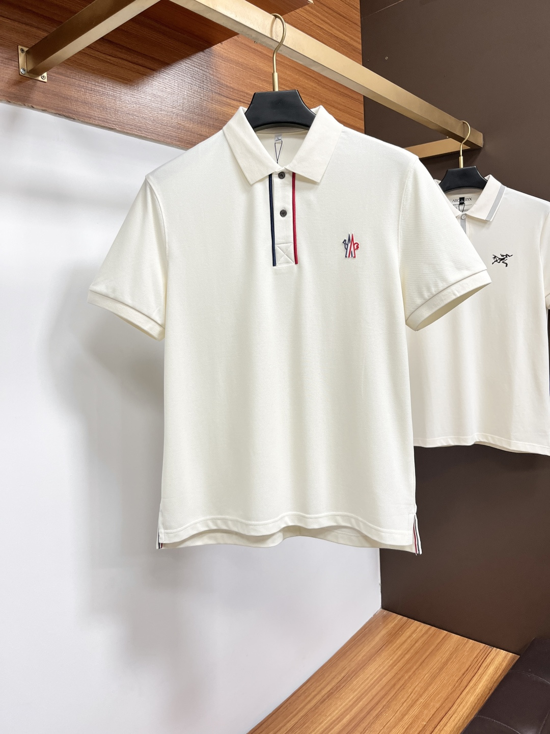 NO:849431,Mouth covering  The classic Polo collar design for spring and summer 2026, with simple single-breasted buttons, neat and smooth lines, cleverly modifying the neck line, showing an elegant gentleman's style. The exquisite brand logo on the left chest uses a seamless gluing process, which is delicate and smooth, revealing a luxurious texture in a low-key manner, showing the brand's ingenuity and pursuit of quality in every detail. Selected high-quality fabrics, soft to the touch  It is smooth, breathable and comfortable to wear. Whether it is worn with casual trousers to attend business occasions to show professionalism or combined with jeans to create a daily look to create a relaxed and comfortable atmosphere, it can be perfectly adapted. BG helps you interpret various styles with a calm attitude and show your unique taste. Sizes M-4XL, Moncler, jeans,19860909蒙口 2026春夏经典的Polo领设计,搭配简洁的单排扣,线条利落流畅,巧妙修饰颈部线条,彰显优雅绅士格调.左胸处精致的品牌标识,采用无痕压胶工艺,细腻而平整,低调间流露奢华质感,于细微之处展现品牌匠心与品质追求.精选优质面料,触感柔软顺滑,透气性佳,穿着舒适自在.无论是搭配休闲西裤出席商务场合,展现专业干练；还是与牛仔裤组合打造日常造型,营造轻松惬意氛围,它都能完美适配,BG助你以从容姿态诠释多样风格,尽显独特品味.尺码M-4XL,,Moncler,jeans,,Men's clothing