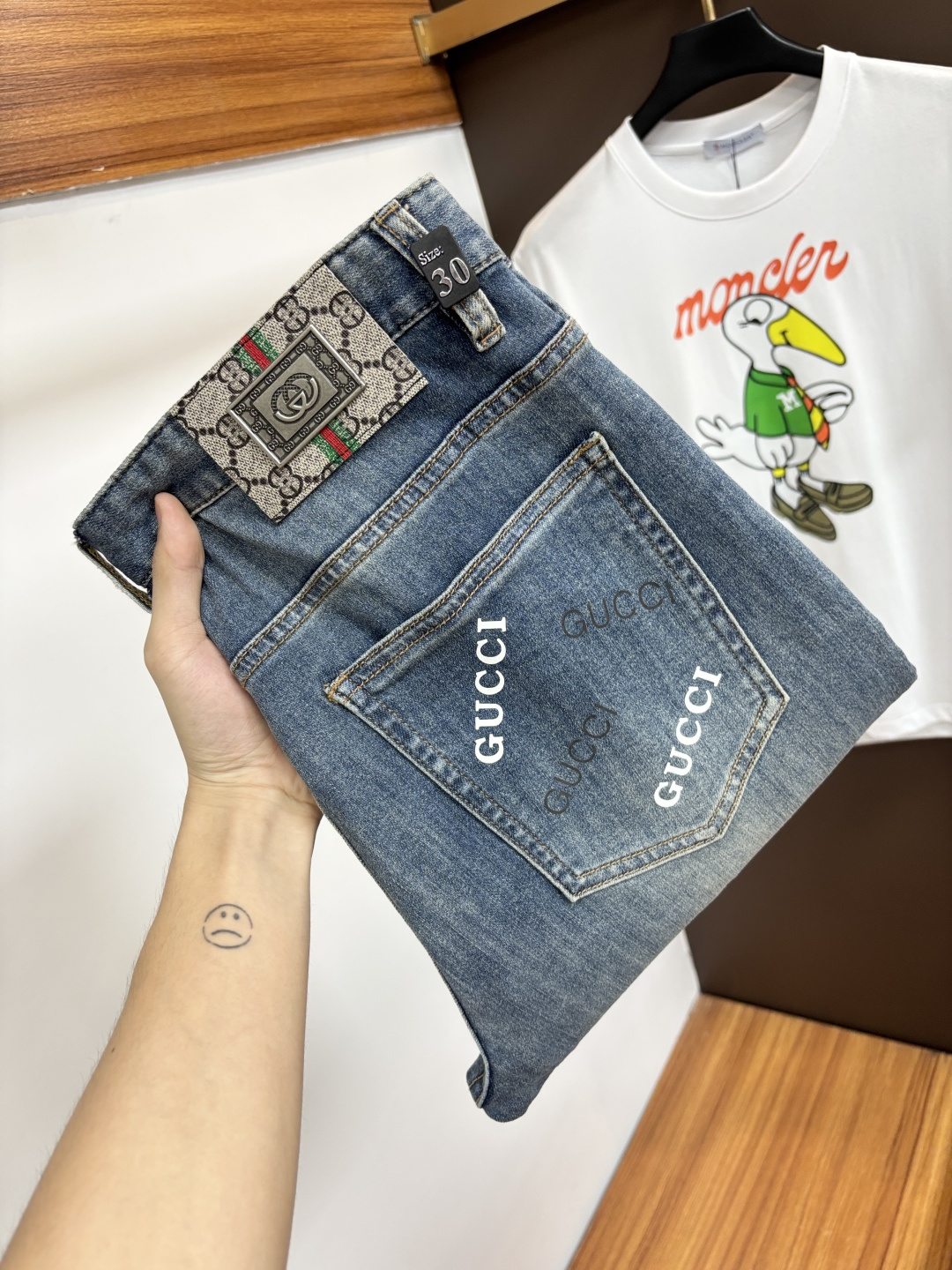 NO:929908,Gucci [2026 new summer product] European station men's business casual jeans When business meets leisure, when classics collide with fashion, in the spring of 2026, we bring you new European station men's business casual jeans!  Selected high-quality fabrics are soft, comfortable and highly breathable, allowing you to stay fresh and comfortable during a busy workday. The design is simple yet stylish, perfectly blending business and leisure elements. Whether it is the office or a weekend party, you can easily control it and show your unique taste. It can meet your dressing needs for different occasions and rejuvenate your wardrobe. K12  Slim tailoring fits the body shape, highlighting a man's erectness and confidence. The details show ingenuity, and every stitch is carefully polished to ensure both quality and comfort. Sizes 29-42,,jeans,19860909古奇【2026夏季新品】欧洲站男士商务休闲牛仔裤 当商务遇上休闲,当经典碰撞时尚,2026年春季,我们为您带来全新欧洲站男士商务休闲牛仔裤！ 精选高品质面料,柔软舒适,透气性极佳,让您在繁忙的工作日中依然保持清爽与自在. 设计简约而不失格调,完美融合商务与休闲元素,无论是办公室还是周末聚会,都能轻松驾驭,展现您的独特品味. 满足您不同场合的穿搭需求,让您的衣橱焕发新生.K12 修身剪裁,贴合身形,凸显男士的挺拔与自信.细节之处彰显匠心,每一个针脚都经过精心打磨,确保品质与舒适并存. 尺码29-42,,jeans,,Men's clothing