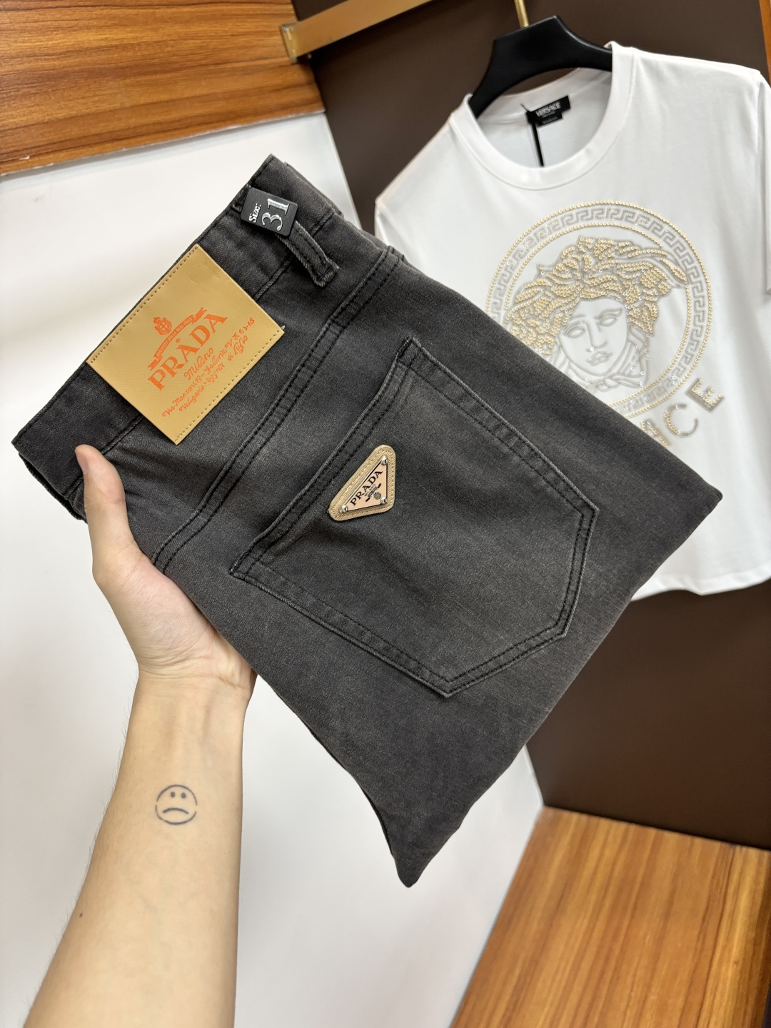 NO:929884,Prada [2026 new summer products] European station men's business casual jeans When business meets leisure, when classics collide with fashion, in the spring of 2026, we bring you new European station men's business casual jeans!  Selected high-quality fabrics are soft, comfortable and highly breathable, allowing you to stay fresh and comfortable during a busy workday. The design is simple yet stylish, perfectly blending business and leisure elements. Whether it is the office or a weekend party, you can easily control it and show your unique taste. It can meet your dressing needs for different occasions and rejuvenate your wardrobe. K12  Slim tailoring fits the body shape, highlighting a man's erectness and confidence. The details show ingenuity, and every stitch is carefully polished to ensure both quality and comfort. Sizes 29-42, prada, jeans,19860909普拉达【2026夏季新品】欧洲站男士商务休闲牛仔裤 当商务遇上休闲,当经典碰撞时尚,2026年春季,我们为您带来全新欧洲站男士商务休闲牛仔裤！ 精选高品质面料,柔软舒适,透气性极佳,让您在繁忙的工作日中依然保持清爽与自在. 设计简约而不失格调,完美融合商务与休闲元素,无论是办公室还是周末聚会,都能轻松驾驭,展现您的独特品味. 满足您不同场合的穿搭需求,让您的衣橱焕发新生.K12 修身剪裁,贴合身形,凸显男士的挺拔与自信.细节之处彰显匠心,每一个针脚都经过精心打磨,确保品质与舒适并存. 尺码29-42,,prada,jeans,,Men's clothing