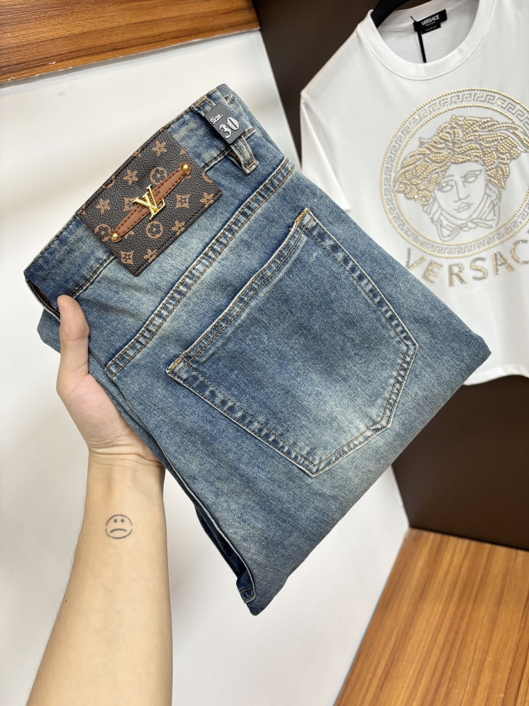 NO:929872,LV [2026 Summer New Product] European Station Men's Business Casual Jeans When business meets leisure, when classics collide with fashion, in the spring of 2026, we bring you new European station men's business casual jeans!  Selected high-quality fabrics are soft, comfortable and highly breathable, allowing you to stay fresh and comfortable during a busy workday. The design is simple yet stylish, perfectly blending business and leisure elements. Whether it is the office or a weekend party, you can easily control it and show your unique taste. It can meet your dressing needs for different occasions and rejuvenate your wardrobe. K12  Slim tailoring fits the body shape, highlighting a man's erectness and confidence. The details show ingenuity, and every stitch is carefully polished to ensure both quality and comfort. Sizes 29-42,, louis vuitton, jeans,19860909LV【2026夏季新品】欧洲站男士商务休闲牛仔裤 当商务遇上休闲,当经典碰撞时尚,2026年春季,我们为您带来全新欧洲站男士商务休闲牛仔裤！ 精选高品质面料,柔软舒适,透气性极佳,让您在繁忙的工作日中依然保持清爽与自在. 设计简约而不失格调,完美融合商务与休闲元素,无论是办公室还是周末聚会,都能轻松驾驭,展现您的独特品味. 满足您不同场合的穿搭需求,让您的衣橱焕发新生.K12 修身剪裁,贴合身形,凸显男士的挺拔与自信.细节之处彰显匠心,每一个针脚都经过精心打磨,确保品质与舒适并存. 尺码29-42,,louis vuitton,jeans,,Men's clothing