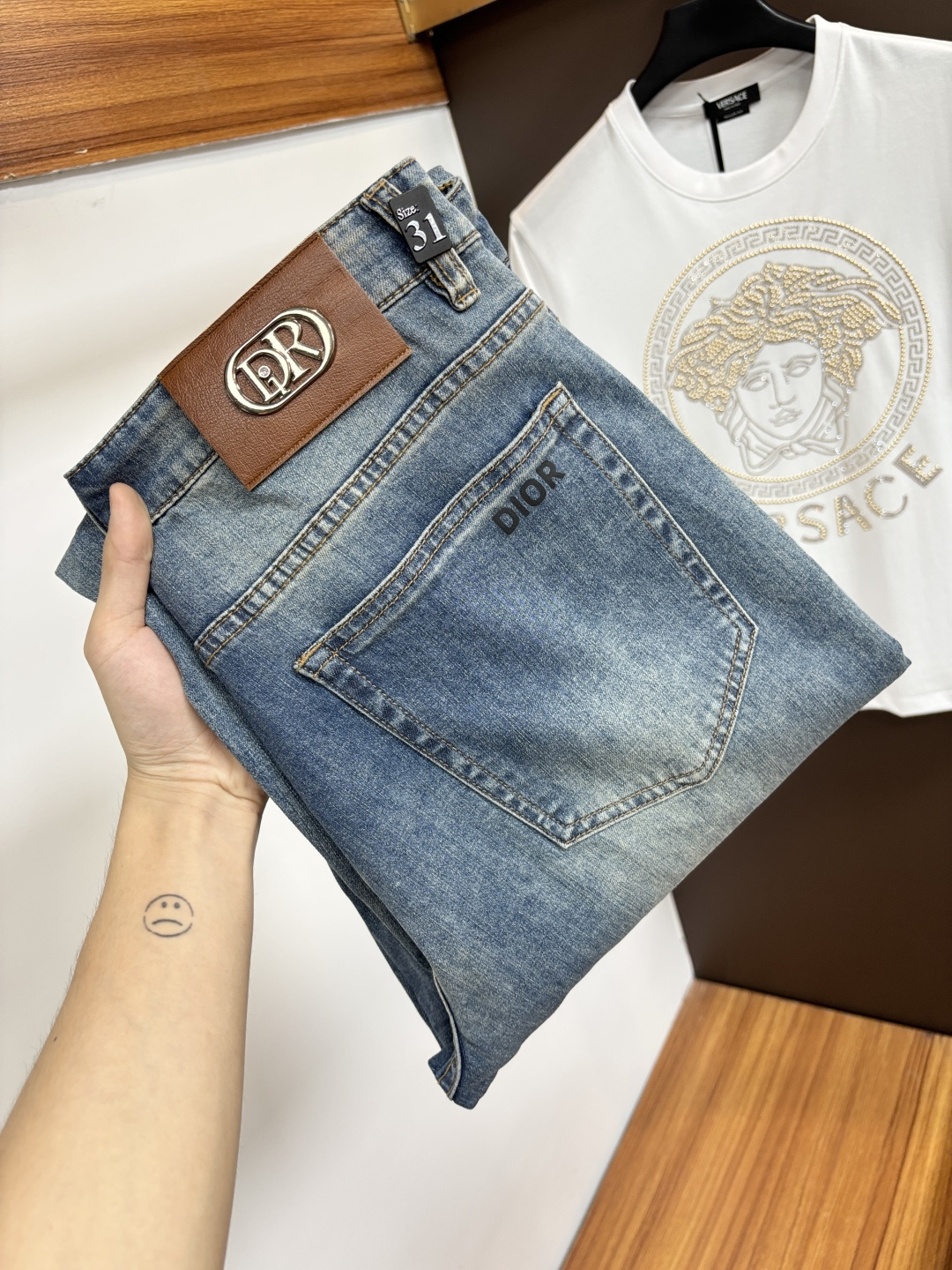 NO:929859,Dior [2026 Summer New Product] European Station Men's Business Casual Jeans When business meets leisure, when classics collide with fashion, in the spring of 2026, we bring you new European station men's business casual jeans!  Selected high-quality fabrics are soft, comfortable and highly breathable, allowing you to stay fresh and comfortable during a busy workday. The design is simple yet stylish, perfectly blending business and leisure elements. Whether it is the office or a weekend party, you can easily control it and show your unique taste. It can meet your dressing needs for different occasions and rejuvenate your wardrobe. K12  Slim tailoring fits the body shape, highlighting a man's erectness and confidence. The details show ingenuity, and every stitch is carefully polished to ensure both quality and comfort. Sizes 29-42, dior, jeans,19860909迪奥【2026夏季新品】欧洲站男士商务休闲牛仔裤 当商务遇上休闲,当经典碰撞时尚,2026年春季,我们为您带来全新欧洲站男士商务休闲牛仔裤！ 精选高品质面料,柔软舒适,透气性极佳,让您在繁忙的工作日中依然保持清爽与自在. 设计简约而不失格调,完美融合商务与休闲元素,无论是办公室还是周末聚会,都能轻松驾驭,展现您的独特品味. 满足您不同场合的穿搭需求,让您的衣橱焕发新生.K12 修身剪裁,贴合身形,凸显男士的挺拔与自信.细节之处彰显匠心,每一个针脚都经过精心打磨,确保品质与舒适并存. 尺码29-42,,dior,jeans,,Men's clothing
