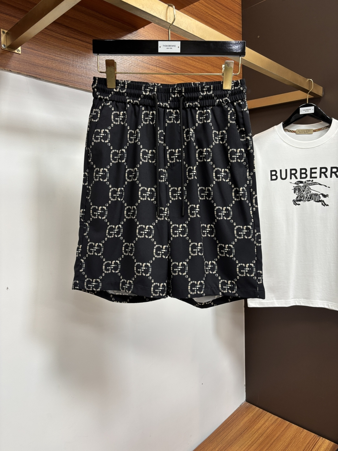NO:876765,Gucci official website counters are available at the same time, the original order is very good, a super stylish casual shorts, customized original fabric, unique design, top-notch printing technology letter pattern logo, original hardware accessories decoration, extremely outstanding shorts, the materials and craftsmanship are extremely luxurious and exquisite, extremely high-grade, handsome and stylish upper body, L35 recommended, size M-4XL,, shorts,19860909古奇 官网专柜同步有售,原单狠货,超级有范儿的一款休闲短裤 定制原版面料,独特设计,顶级印花工艺字母图案logo,原版五金辅料装饰,极为翘楚的一款短裤,用料与工艺都极致奢华精湛,档次极高,上身帅气有型, L35推荐,码数M-4XL,,shorts,,Men's clothing