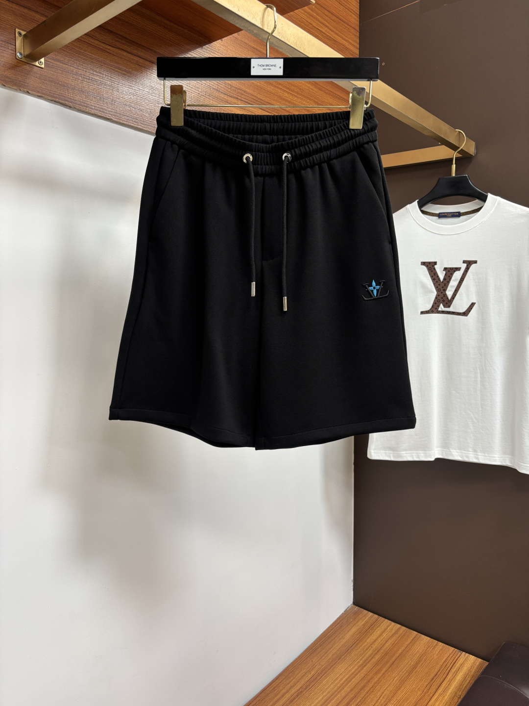 NO:876776,Available at the LV official website counter at the same time, original order, super stylish casual shorts, customized original fabric, unique design, top-notch printing technology letter pattern logo, original hardware accessories decoration, extremely outstanding shorts, the materials and craftsmanship are extremely luxurious and exquisite, extremely high grade, handsome and stylish upper body, L35 recommended, size M-4XL,, louis vuitton, shorts,19860909LV 官网专柜同步有售,原单狠货,超级有范儿的一款休闲短裤 定制原版面料,独特设计,顶级印花工艺字母图案logo,原版五金辅料装饰,极为翘楚的一款短裤,用料与工艺都极致奢华精湛,档次极高,上身帅气有型, L35推荐,码数M-4XL,,louis vuitton,shorts,,Men's clothing