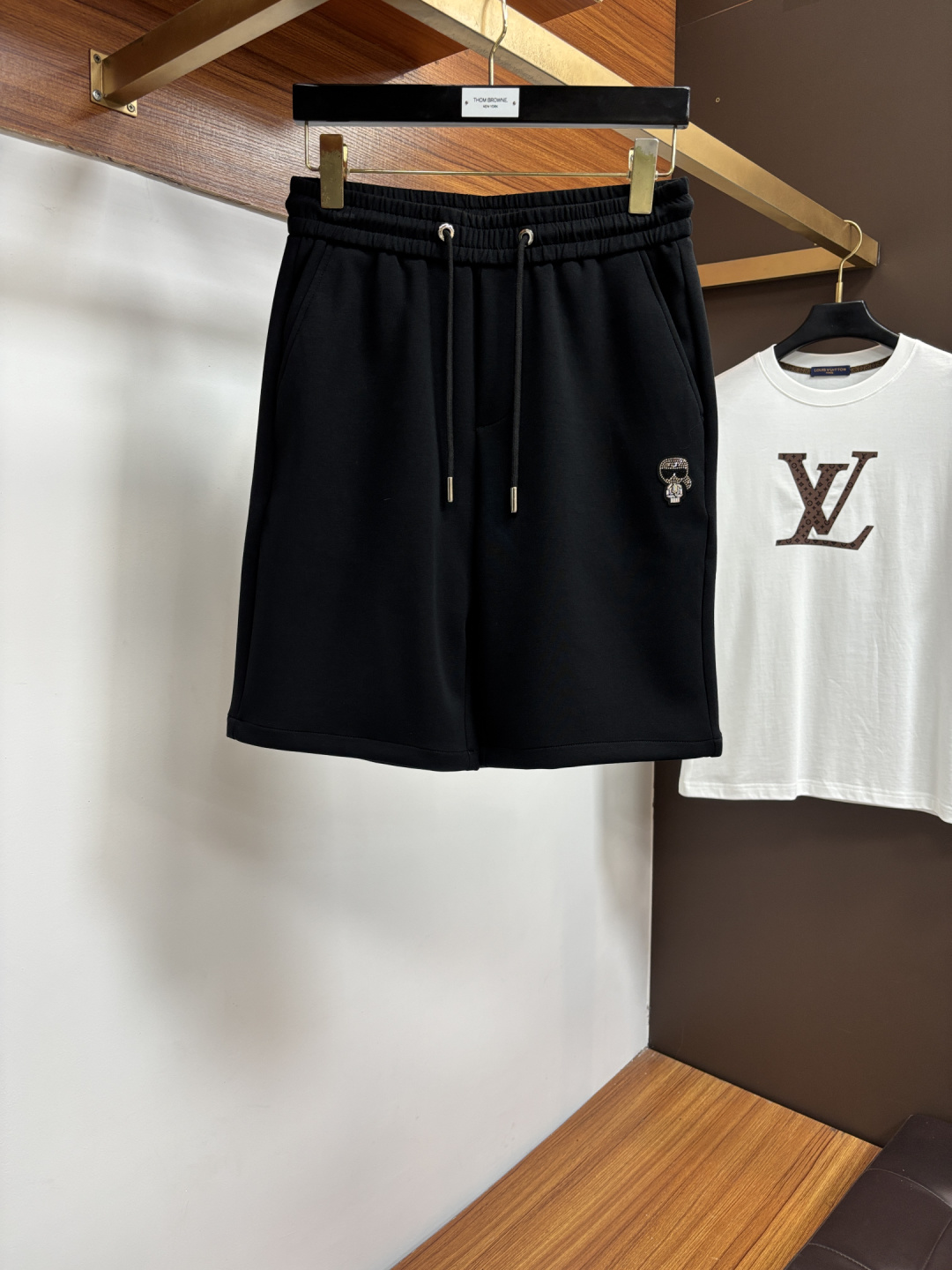 NO:876787,Fendi official website counters are available at the same time, the original order is very good, a super stylish casual shorts, customized original fabric, unique design, top-notch printing technology letter pattern logo, original hardware accessories decoration, extremely outstanding shorts, the materials and craftsmanship are extremely luxurious and exquisite, extremely high-grade, handsome and stylish upper body, L35 recommended, size M-4XL,, fendi, shorts,19860909芬迪 官网专柜同步有售,原单狠货,超级有范儿的一款休闲短裤 定制原版面料,独特设计,顶级印花工艺字母图案logo,原版五金辅料装饰,极为翘楚的一款短裤,用料与工艺都极致奢华精湛,档次极高,上身帅气有型, L35推荐,码数M-4XL,,fendi,shorts,,Men's clothing