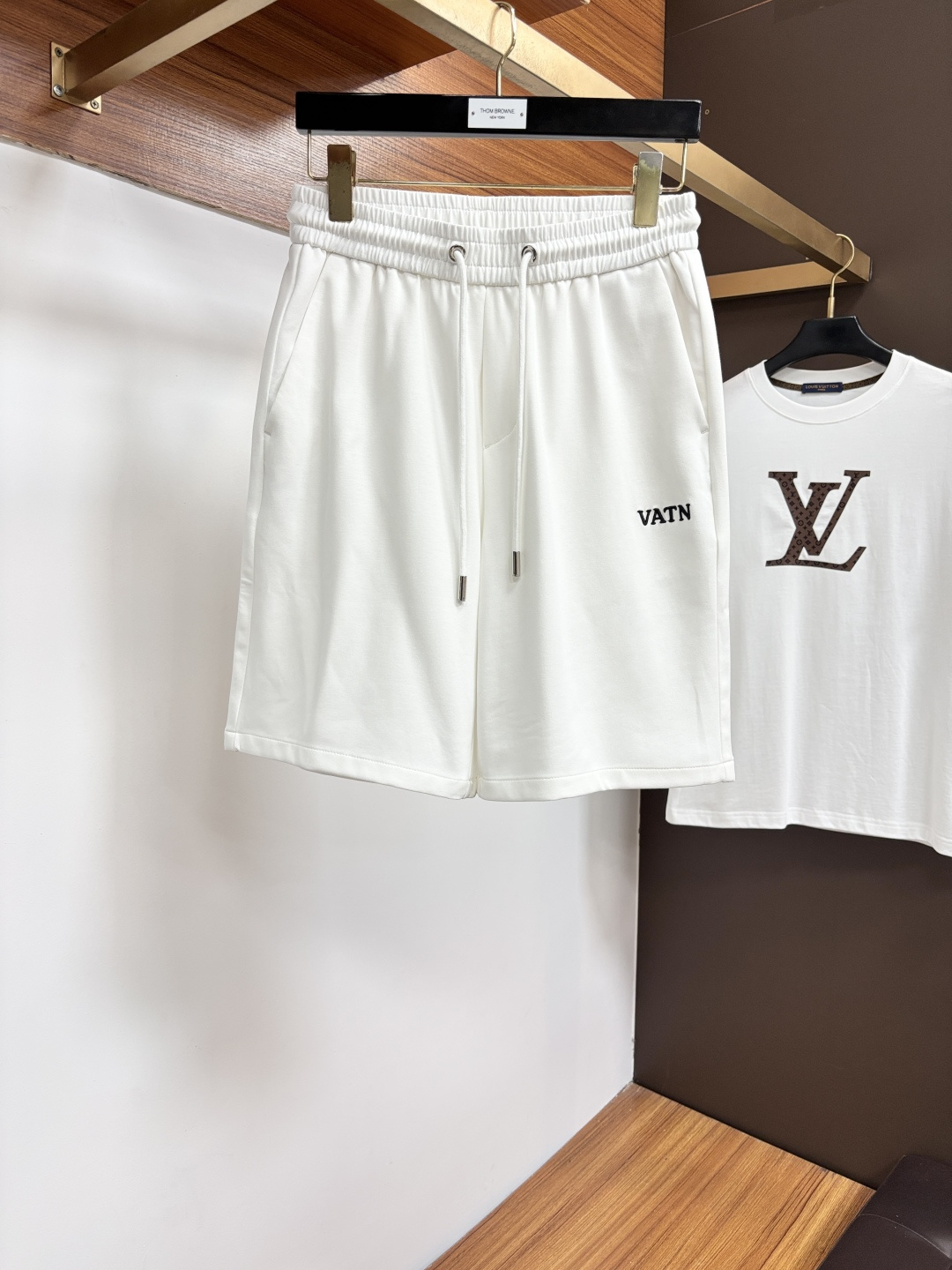 NO:876794,Valentino official website counters are available at the same time, the original order is very good, a super stylish casual shorts, customized original fabric, unique design, top-notch printing technology letter pattern logo, original hardware accessories decoration, an extremely outstanding shorts, the materials and craftsmanship are extremely luxurious and exquisite, extremely high grade, handsome and stylish upper body, L35 recommended, size M-4XL,, valentino, shorts,19860909华伦天奴 官网专柜同步有售,原单狠货,超级有范儿的一款休闲短裤 定制原版面料,独特设计,顶级印花工艺字母图案logo,原版五金辅料装饰,极为翘楚的一款短裤,用料与工艺都极致奢华精湛,档次极高,上身帅气有型, L35推荐,码数M-4XL,,valentino,shorts,,Men's clothing