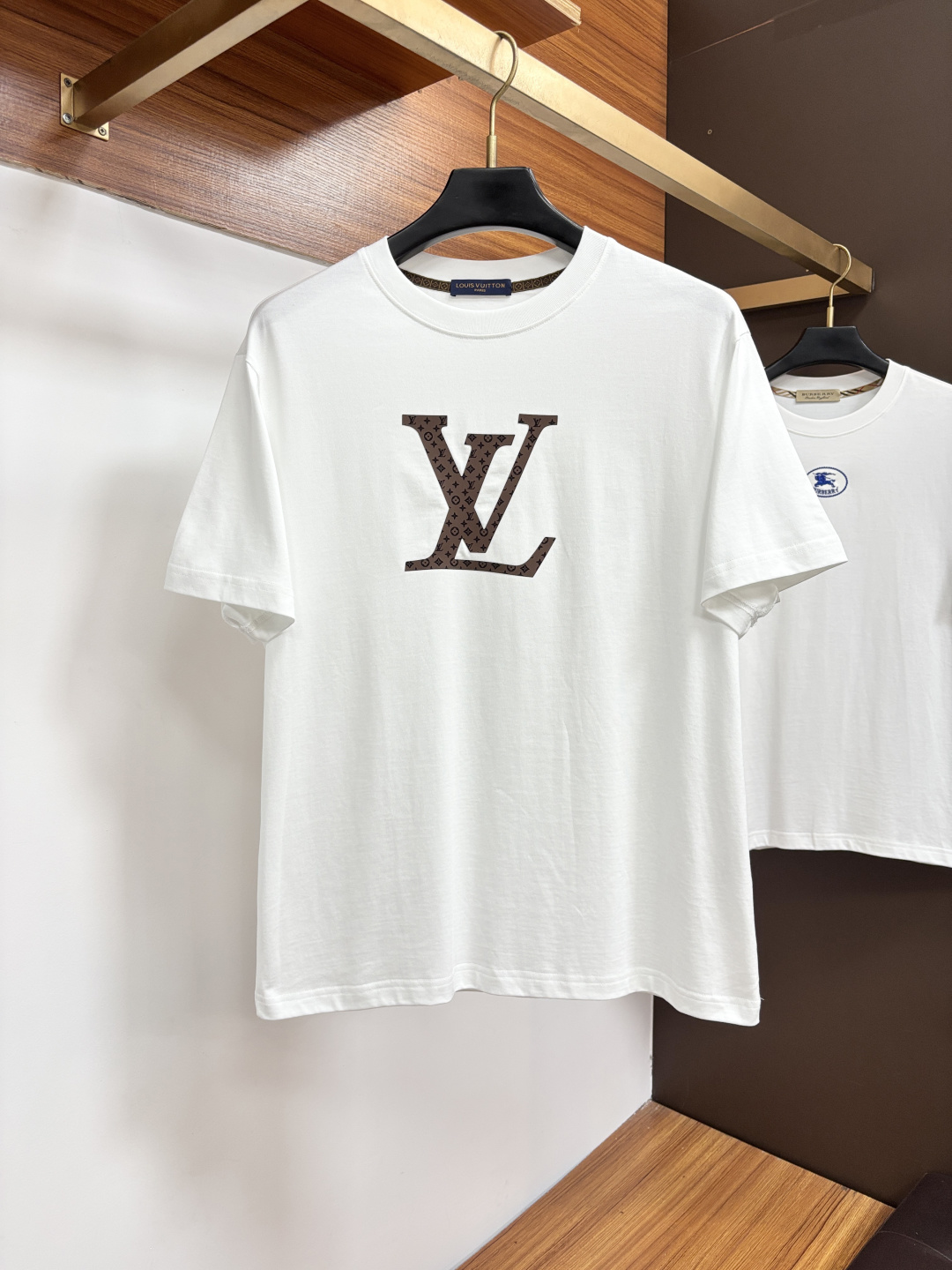 NO:858528,LV 26 spring and summer new brand letter logo logo short-sleeved T-shirt, DB customized 80-count double-strand mercerized cotton fabric; two colors are shipped together. Sizes M-3XL. Please state your height and weight when ordering, louis vuitton, T-shirt, tees, t-shirt,19860909LV 26春夏新品品牌字母徽标标识短袖T恤,DB定制80支双股丝光棉面料；两色齐发 尺码M-3XL 报单请报身高体重,,louis vuitton,T-shirt,tees，t-shirt,,Men's clothing