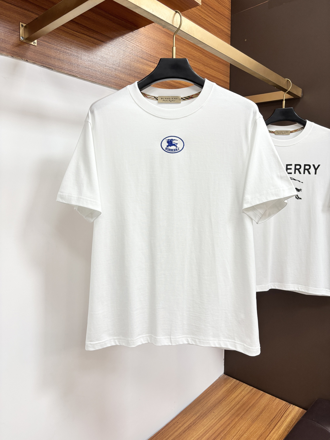 NO:858517,Burberry 26 spring and summer new brand letter logo logo short-sleeved T-shirt, DB customized 80-count double-strand mercerized cotton fabric; two colors are available. Size M-3XL. Please state your height and weight when placing an order, burberry, T-shirt, tees, t-shirt,19860909巴宝莉 26春夏新品品牌字母徽标标识短袖T恤,DB定制80支双股丝光棉面料；两色齐发 尺码M-3XL 报单请报身高体重,,burberry,T-shirt,tees，t-shirt,,Men's clothing