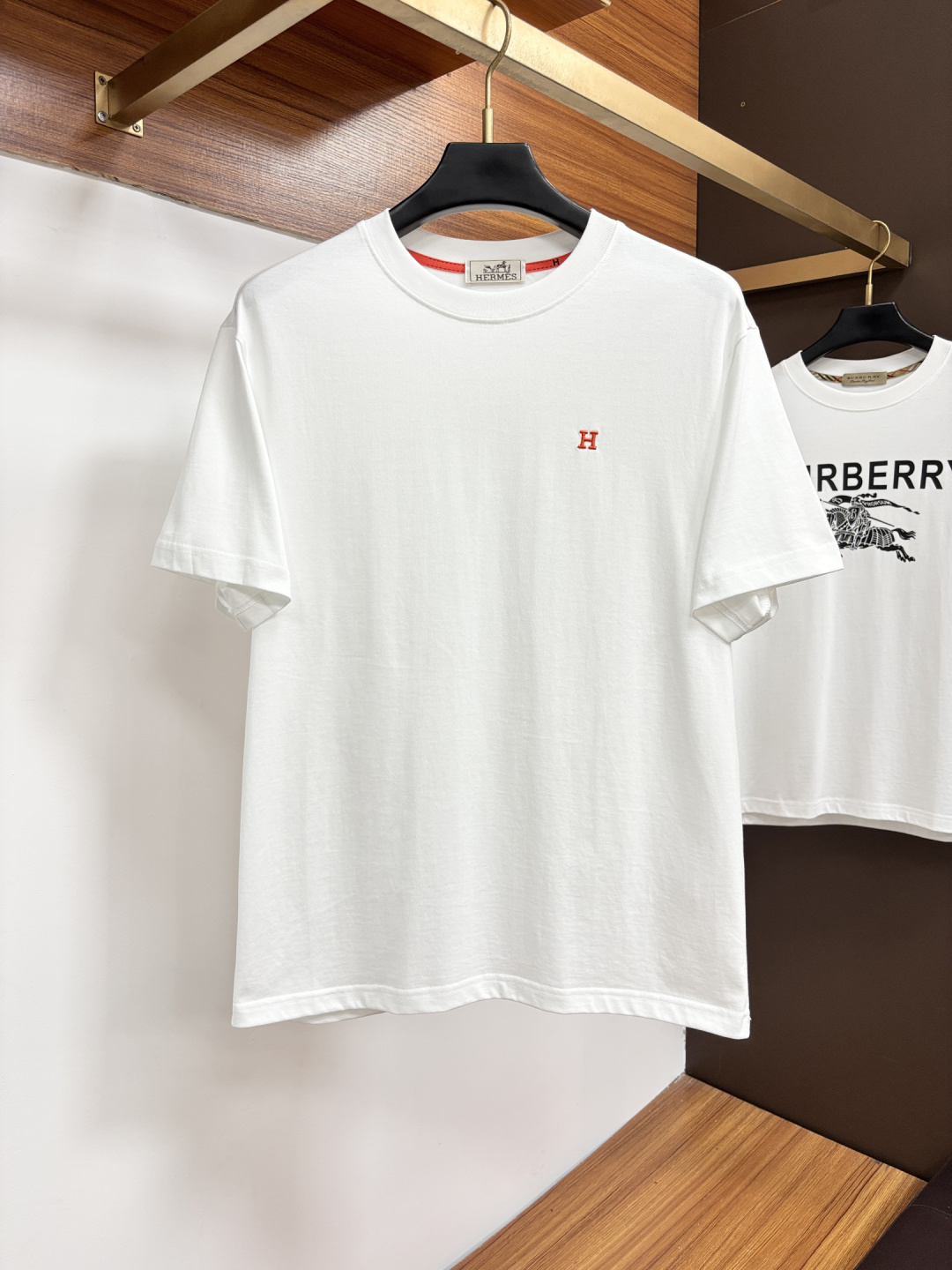 NO:858507,Hermès 26 spring and summer new brand letter logo logo short-sleeved T-shirt, DB customized 80-count double-strand mercerized cotton fabric; two colors are available. Size M-3XL. Please state your height and weight when placing an order, hermes, T-shirt, tees, t-shirt,19860909爱马仕 26春夏新品品牌字母徽标标识短袖T恤,DB定制80支双股丝光棉面料；两色齐发 尺码M-3XL 报单请报身高体重,,hermes,T-shirt,tees，t-shirt,,Men's clothing