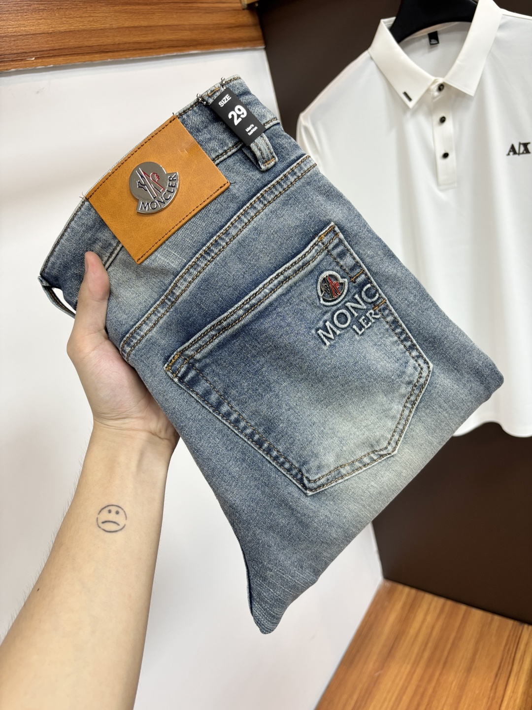NO:914950,Mengkou's 2026 summer latest jeans, no pressure to go in and out of the store. Best-selling models in the counter. Shared taste and value. Very comfortable to wear. Low-key yet luxurious. Very classy to wear. Needless to say the trousers style and cut. The upper body is exquisite and vivid. Real first-class top quality. Really palace-level casual pants, using Turkish cotton. The most famous denim fabric is produced. The quality is outstanding. After heavy washing, the pants are very soft. Straight-leg version.  Not picky, the upper body is absolutely stylish XD25 Extremely luxurious!  Size 29-38,,Moncler,jeans,19860909蒙口 2026年夏季最新品牛仔裤出入专卖店无压力 专柜热销款 品味与价值共享 身穿着非常舒适 低调不失奢华 穿出去非常有档次,裤型款式和裁剪亦无需多言 上身精致跃然.真正一等一顶级质料 真正殿堂级的休闲裤,选用土耳其的棉花 生产出最有名的单宁布 品质卓然 经过重水洗使得裤子很柔软 直脚的版型 不挑人 上身绝对的有型 XD25 极度奢华！尺码29-38,,Moncler,jeans,,Men's clothing