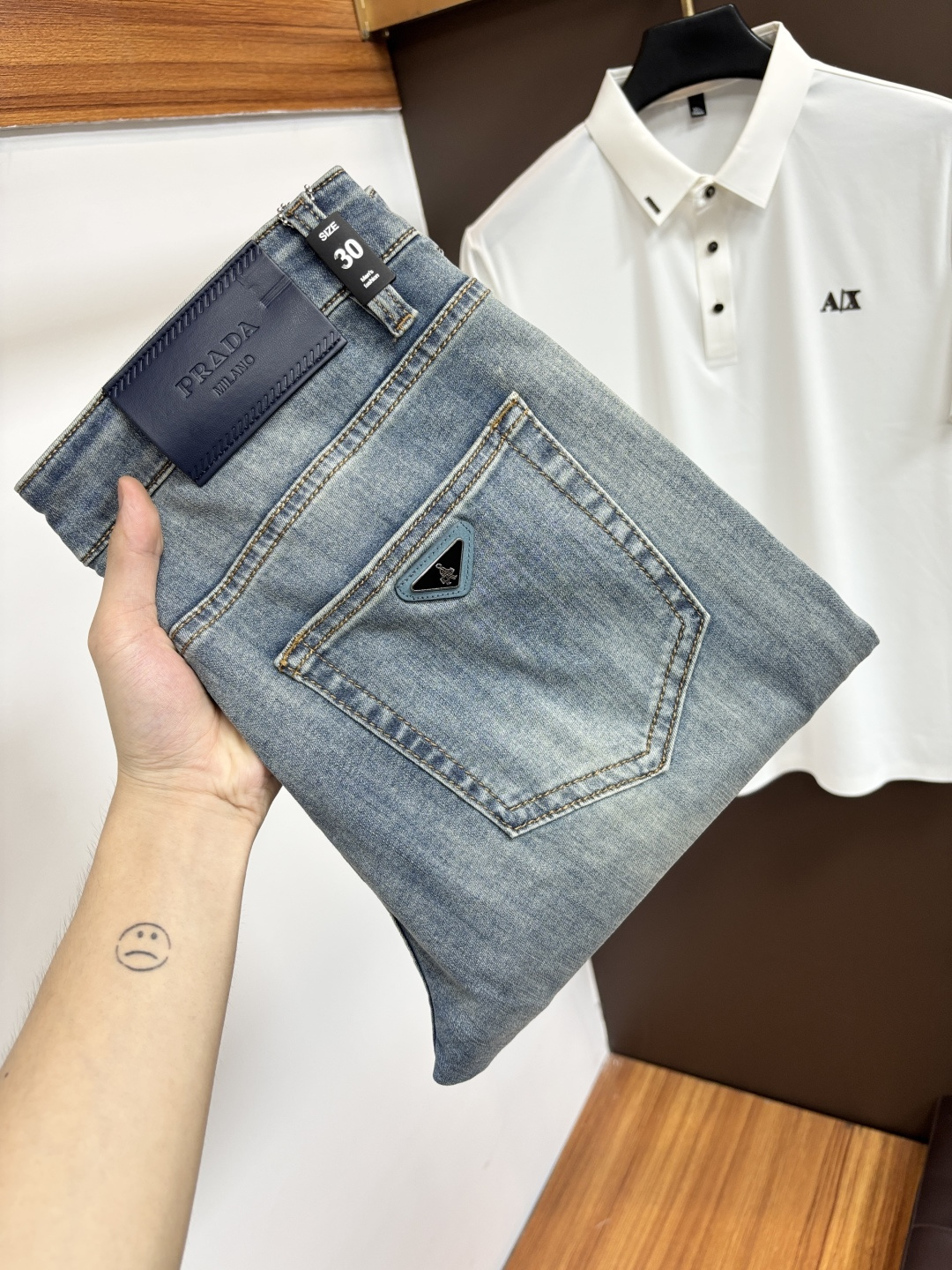 NO:914948,Prada's 2026 summer latest jeans are stress-free when entering and leaving the store. Best-selling models in the counter. Taste and value are shared. Very comfortable to wear. Low-key yet luxurious. Very classy to wear. Needless to say the trousers style and cut. The upper body is exquisite and vivid. Really first-class and top-quality materials. Really palace-level casual pants, using Turkish cotton to produce the most famous denim. Excellent quality. Heavy washing makes the pants very soft. Straight-leg version.  Not picky, the upper body is absolutely stylish XD25 Extremely luxurious!  Size 29-38,,prada,jeans,19860909普拉达 2026年夏季最新品牛仔裤出入专卖店无压力 专柜热销款 品味与价值共享 身穿着非常舒适 低调不失奢华 穿出去非常有档次,裤型款式和裁剪亦无需多言 上身精致跃然.真正一等一顶级质料 真正殿堂级的休闲裤,选用土耳其的棉花 生产出最有名的单宁布 品质卓然 经过重水洗使得裤子很柔软 直脚的版型 不挑人 上身绝对的有型 XD25 极度奢华！尺码29-38,,prada,jeans,,Men's clothing