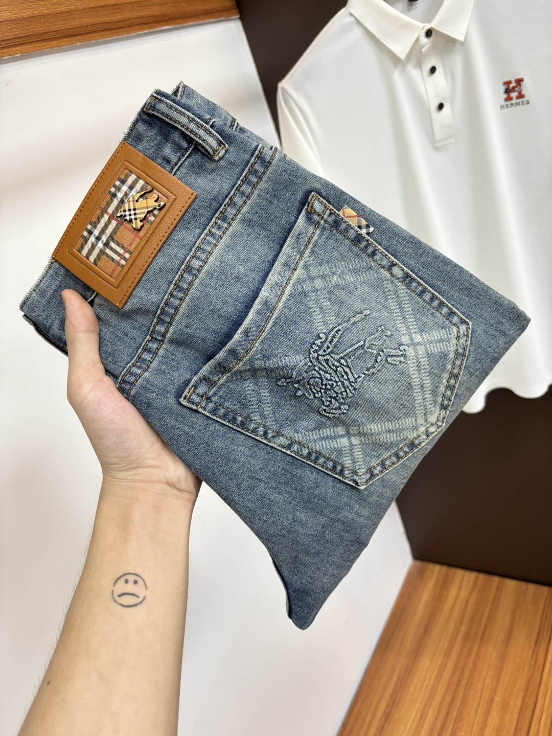 NO:914954,Burberry's 2026 summer latest jeans are stress-free when entering and leaving the store. Best-selling models in the counter. Taste and value are shared. Very comfortable to wear. Low-key yet luxurious. Very classy to wear. Needless to say the trousers style and cut. The upper body is exquisite and vivid. Real first-class top quality. Really palace-level casual pants, using Turkish cotton to produce the most famous denim. Excellent quality. After heavy washing, the pants are very soft. Straight-leg version.  Not picky, the upper body is absolutely stylish XD25 Extremely luxurious!  Size 29-38,,burberry,jeans,19860909巴宝莉 2026年夏季最新品牛仔裤出入专卖店无压力 专柜热销款 品味与价值共享 身穿着非常舒适 低调不失奢华 穿出去非常有档次,裤型款式和裁剪亦无需多言 上身精致跃然.真正一等一顶级质料 真正殿堂级的休闲裤,选用土耳其的棉花 生产出最有名的单宁布 品质卓然 经过重水洗使得裤子很柔软 直脚的版型 不挑人 上身绝对的有型 XD25 极度奢华！尺码29-38,,burberry,jeans,,Men's clothing