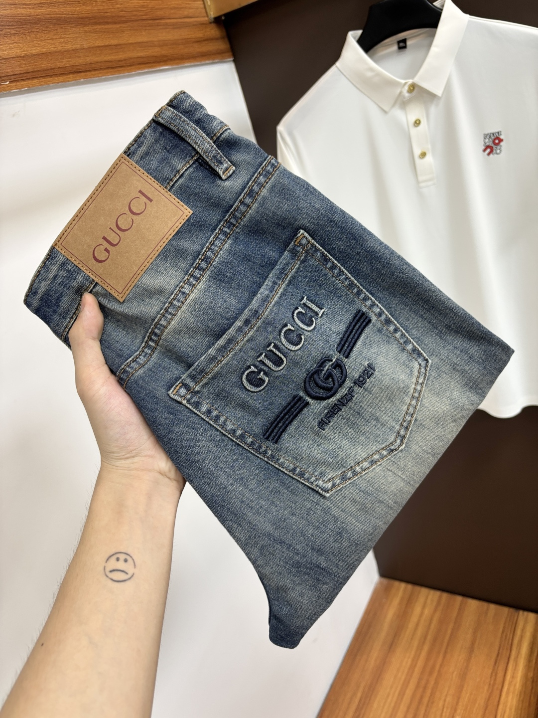 NO:914952,Gucci's latest 2026 summer jeans are stress-free in and out of the store. Best-selling models in the counter. Taste and value are shared. Very comfortable to wear. Low-key yet luxurious. Very classy to wear. Needless to say the trousers style and cut. The upper body is exquisite and vivid. Real first-class top quality. Really palace-level casual pants, using Turkish cotton. The most famous denim is produced. The quality is outstanding. After heavy washing, the pants are very soft. Straight-leg version.  Not picky, the upper body is absolutely stylish XD25 Extremely luxurious!  Size 29-38,,jeans,19860909古奇 2026年夏季最新品牛仔裤出入专卖店无压力 专柜热销款 品味与价值共享 身穿着非常舒适 低调不失奢华 穿出去非常有档次,裤型款式和裁剪亦无需多言 上身精致跃然.真正一等一顶级质料 真正殿堂级的休闲裤,选用土耳其的棉花 生产出最有名的单宁布 品质卓然 经过重水洗使得裤子很柔软 直脚的版型 不挑人 上身绝对的有型 XD25 极度奢华！尺码29-38,,jeans,,Men's clothing