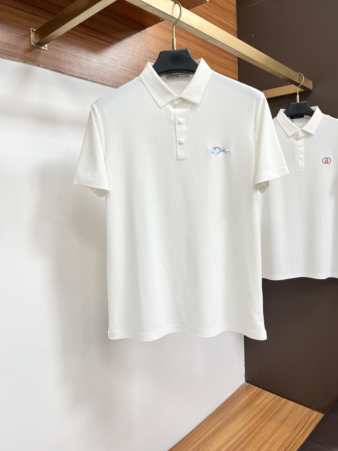 NO:858618,Dior  The classic Polo collar design for spring and summer 2026, with simple single-breasted buttons, neat and smooth lines, cleverly modifying the neck line, showing an elegant gentleman's style. The exquisite brand logo on the left chest uses a seamless gluing process, which is delicate and smooth, revealing a luxurious texture in a low-key manner, showing the brand's ingenuity and pursuit of quality in every detail. Selected high-quality fabrics, soft to the touch  It is soft and smooth, has good breathability, and is comfortable to wear. Whether it is paired with casual trousers to attend business occasions to show professionalism or combined with jeans to create a daily look to create a relaxed and comfortable atmosphere, it can be perfectly adapted. JW helps you interpret various styles with ease and show your unique taste. Sizes M-4XL, dior, jeans,19860909迪奥 2026春夏经典的Polo领设计,搭配简洁的单排扣,线条利落流畅,巧妙修饰颈部线条,彰显优雅绅士格调.左胸处精致的品牌标识,采用无痕压胶工艺,细腻而平整,低调间流露奢华质感,于细微之处展现品牌匠心与品质追求.精选优质面料,触感柔软顺滑,透气性佳,穿着舒适自在.无论是搭配休闲西裤出席商务场合,展现专业干练；还是与牛仔裤组合打造日常造型,营造轻松惬意氛围,它都能完美适配,JW助你以从容姿态诠释多样风格,尽显独特品味.尺码M-4XL,,dior,jeans,,Men's clothing