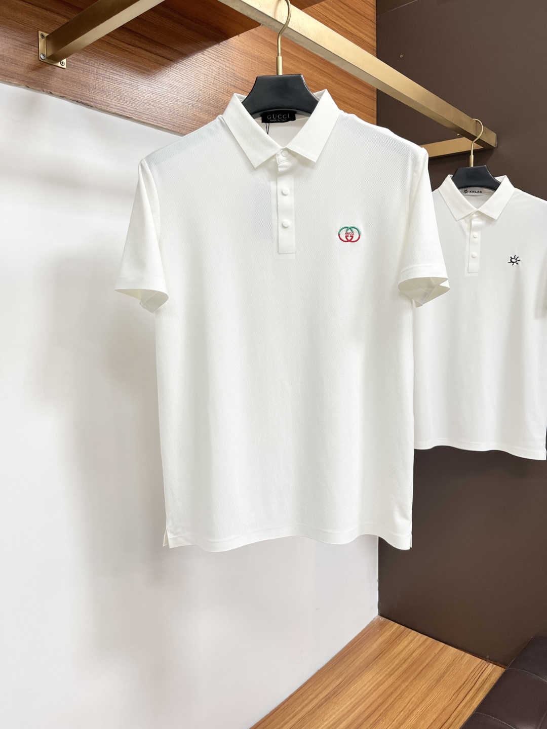 NO:858603,gucci  The classic Polo collar design for spring and summer 2026, with simple single-breasted buttons, neat and smooth lines, cleverly modifying the neck line, showing an elegant gentleman's style. The exquisite brand logo on the left chest uses a seamless gluing process, which is delicate and smooth, showing a luxurious texture in a low-key manner, showing the brand's ingenuity and pursuit of quality in every detail. Selected high-quality fabrics,  It feels soft and smooth, has good breathability, and is comfortable to wear. Whether it is worn with casual trousers to attend business occasions to show professionalism or combined with jeans to create a daily look to create a relaxed and comfortable atmosphere, it can be perfectly adapted. JW helps you interpret various styles with ease and show your unique taste. Sizes M-4XL,,jeans,19860909古奇 2026春夏经典的Polo领设计,搭配简洁的单排扣,线条利落流畅,巧妙修饰颈部线条,彰显优雅绅士格调.左胸处精致的品牌标识,采用无痕压胶工艺,细腻而平整,低调间流露奢华质感,于细微之处展现品牌匠心与品质追求.精选优质面料,触感柔软顺滑,透气性佳,穿着舒适自在.无论是搭配休闲西裤出席商务场合,展现专业干练；还是与牛仔裤组合打造日常造型,营造轻松惬意氛围,它都能完美适配,JW助你以从容姿态诠释多样风格,尽显独特品味.尺码M-4XL,,jeans,,Men's clothing