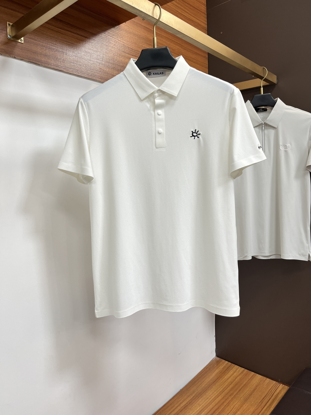 NO:858590,Kailash  The classic Polo collar design for spring and summer 2026, with simple single-breasted buttons, neat and smooth lines, cleverly modifying the neck line, showing an elegant gentleman's style. The exquisite brand logo on the left chest uses a seamless gluing process, which is delicate and smooth, showing a luxurious texture in a low-key manner, showing the brand's ingenuity and pursuit of quality in every detail. Selected high-quality fabrics,  It feels soft and smooth, has good breathability, and is comfortable to wear. Whether it is worn with casual trousers to attend business occasions to show professionalism or combined with jeans to create a daily look to create a relaxed and comfortable atmosphere, it can be perfectly adapted. JW helps you interpret various styles with ease and show your unique taste. Sizes M-4XL,,jeans,19860909凯乐石 2026春夏经典的Polo领设计,搭配简洁的单排扣,线条利落流畅,巧妙修饰颈部线条,彰显优雅绅士格调.左胸处精致的品牌标识,采用无痕压胶工艺,细腻而平整,低调间流露奢华质感,于细微之处展现品牌匠心与品质追求.精选优质面料,触感柔软顺滑,透气性佳,穿着舒适自在.无论是搭配休闲西裤出席商务场合,展现专业干练；还是与牛仔裤组合打造日常造型,营造轻松惬意氛围,它都能完美适配,JW助你以从容姿态诠释多样风格,尽显独特品味.尺码M-4XL,,jeans,,Men's clothing