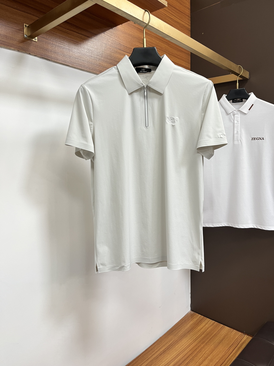 NO:858575,Archaeopteryx  The classic Polo collar design for spring and summer 2026, with simple single-breasted buttons, neat and smooth lines, cleverly modifying the neck line, showing an elegant gentleman's style. The exquisite brand logo on the left chest uses a seamless gluing process, which is delicate and smooth, showing a luxurious texture in a low-key manner, showing the brand's ingenuity and pursuit of quality in every detail. Selected high-quality fabrics, soft and smooth to the touch  It is slippery, has good breathability, and is comfortable to wear. Whether it is worn with casual trousers to attend business occasions to show professionalism; or combined with jeans to create a daily look to create a relaxed and comfortable atmosphere, it can be perfectly adapted. JW helps you interpret various styles with ease and show your unique taste. Sizes M-4XL, arc'teryx, jeans,19860909始祖鸟 2026春夏经典的Polo领设计,搭配简洁的单排扣,线条利落流畅,巧妙修饰颈部线条,彰显优雅绅士格调.左胸处精致的品牌标识,采用无痕压胶工艺,细腻而平整,低调间流露奢华质感,于细微之处展现品牌匠心与品质追求.精选优质面料,触感柔软顺滑,透气性佳,穿着舒适自在.无论是搭配休闲西裤出席商务场合,展现专业干练；还是与牛仔裤组合打造日常造型,营造轻松惬意氛围,它都能完美适配,JW助你以从容姿态诠释多样风格,尽显独特品味.尺码M-4XL,arc'teryx,jeans,,Men's clothing