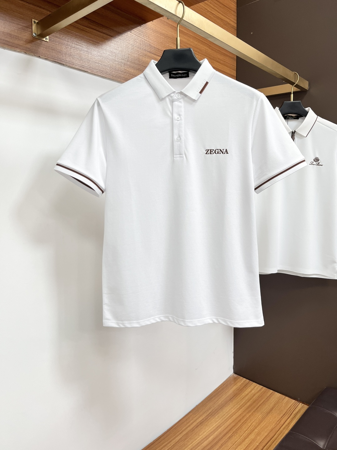 NO:858561,Zegna  The classic Polo collar design for spring and summer 2026, with simple single-breasted buttons, neat and smooth lines, cleverly modifying the neck line, showing an elegant gentleman's style. The exquisite brand logo on the left chest uses a seamless gluing process, which is delicate and smooth, revealing a luxurious texture in a low-key manner, showing the brand's ingenuity and pursuit of quality in every detail. Selected high-quality fabrics, soft to the touch  It is soft and smooth, has good breathability, and is comfortable to wear. Whether it is paired with casual trousers to attend business occasions to show professionalism or combined with jeans to create a daily look to create a relaxed and comfortable atmosphere, it can be perfectly adapted. JW helps you interpret various styles with ease and show your unique taste. Sizes M-4XL,,zegna,jeans,19860909杰尼亚 2026春夏经典的Polo领设计,搭配简洁的单排扣,线条利落流畅,巧妙修饰颈部线条,彰显优雅绅士格调.左胸处精致的品牌标识,采用无痕压胶工艺,细腻而平整,低调间流露奢华质感,于细微之处展现品牌匠心与品质追求.精选优质面料,触感柔软顺滑,透气性佳,穿着舒适自在.无论是搭配休闲西裤出席商务场合,展现专业干练；还是与牛仔裤组合打造日常造型,营造轻松惬意氛围,它都能完美适配,JW助你以从容姿态诠释多样风格,尽显独特品味.尺码M-4XL,,zegna,jeans,,Men's clothing