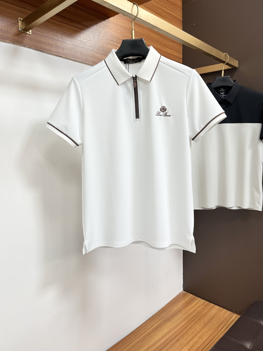NO:858550,Nuoyoupanya  The classic Polo collar design for spring and summer 2026, with simple single-breasted buttons, neat and smooth lines, cleverly modifying the neck line, showing an elegant gentleman's style. The exquisite brand logo on the left chest uses a seamless gluing process, which is delicate and smooth, showing a luxurious texture in a low-key manner, showing the brand's ingenuity and pursuit of quality in every detail. Selected high-quality fabrics,  It feels soft and smooth, has good breathability, and is comfortable to wear. Whether it is worn with casual trousers to attend business occasions to show professionalism or combined with jeans to create a daily look to create a relaxed and comfortable atmosphere, it can be perfectly adapted. JW helps you interpret various styles with ease and show your unique taste. Sizes M-4XL,,jeans,19860909诺悠翩雅 2026春夏经典的Polo领设计,搭配简洁的单排扣,线条利落流畅,巧妙修饰颈部线条,彰显优雅绅士格调.左胸处精致的品牌标识,采用无痕压胶工艺,细腻而平整,低调间流露奢华质感,于细微之处展现品牌匠心与品质追求.精选优质面料,触感柔软顺滑,透气性佳,穿着舒适自在.无论是搭配休闲西裤出席商务场合,展现专业干练；还是与牛仔裤组合打造日常造型,营造轻松惬意氛围,它都能完美适配,JW助你以从容姿态诠释多样风格,尽显独特品味.尺码M-4XL,,jeans,,Men's clothing