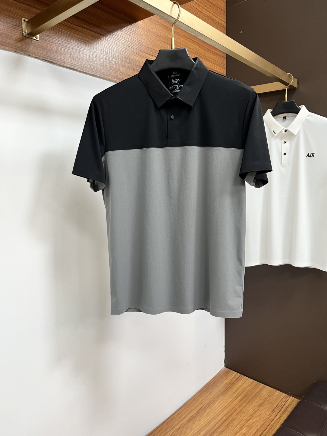NO:858646,Archaeopteryx  The classic Polo collar design for spring and summer 2026, with simple single-breasted buttons, neat and smooth lines, cleverly modifying the neck line, showing an elegant gentleman's style. The exquisite brand logo on the left chest uses a seamless gluing process, which is delicate and smooth, showing a luxurious texture in a low-key manner, showing the brand's ingenuity and pursuit of quality in every detail. Selected high-quality fabrics, soft and smooth to the touch  It is slippery, has good breathability, and is comfortable to wear. Whether it is worn with casual trousers to attend business occasions to show professionalism; or combined with jeans to create a daily look to create a relaxed and comfortable atmosphere, it can be perfectly adapted. JW helps you interpret various styles with ease and show your unique taste. Sizes M-4XL, arc'teryx, jeans,19860909始祖鸟 2026春夏经典的Polo领设计,搭配简洁的单排扣,线条利落流畅,巧妙修饰颈部线条,彰显优雅绅士格调.左胸处精致的品牌标识,采用无痕压胶工艺,细腻而平整,低调间流露奢华质感,于细微之处展现品牌匠心与品质追求.精选优质面料,触感柔软顺滑,透气性佳,穿着舒适自在.无论是搭配休闲西裤出席商务场合,展现专业干练；还是与牛仔裤组合打造日常造型,营造轻松惬意氛围,它都能完美适配,JW助你以从容姿态诠释多样风格,尽显独特品味.尺码M-4XL,arc'teryx,jeans,,Men's clothing