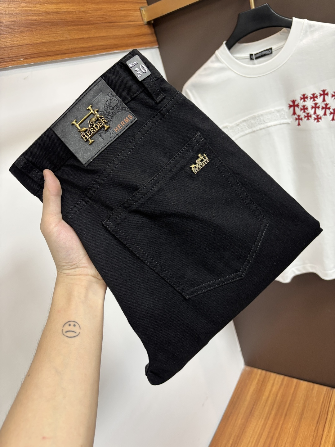 NO:914920,Hermès [2026 Summer New Product] European Station Men's Business Casual Jeans When business meets leisure, when classics collide with fashion, in the spring of 2026, we bring you new European station men's business casual jeans!  Selected high-quality fabrics are soft, comfortable, and highly breathable, allowing you to stay fresh and comfortable during a busy workday. The design is simple yet stylish, perfectly blending business and leisure elements. Whether it is the office or a weekend party, you can easily control it and show your unique taste. Meet your dressing needs for different occasions and rejuvenate your wardrobe. K12  Slim-fitting tailoring fits the body shape, highlighting a man's erectness and confidence. The details show ingenuity, and every stitch is carefully polished to ensure both quality and comfort. Sizes 29-42,,hermes,jeans,19860909爱马仕【2026夏季新品】欧洲站男士商务休闲牛仔裤 当商务遇上休闲,当经典碰撞时尚,2026年春季,我们为您带来全新欧洲站男士商务休闲牛仔裤！ 精选高品质面料,柔软舒适,透气性极佳,让您在繁忙的工作日中依然保持清爽与自在. 设计简约而不失格调,完美融合商务与休闲元素,无论是办公室还是周末聚会,都能轻松驾驭,展现您的独特品味. 满足您不同场合的穿搭需求,让您的衣橱焕发新生.K12 修身剪裁,贴合身形,凸显男士的挺拔与自信.细节之处彰显匠心,每一个针脚都经过精心打磨,确保品质与舒适并存. 尺码29-42,,hermes,jeans,,Men's clothing