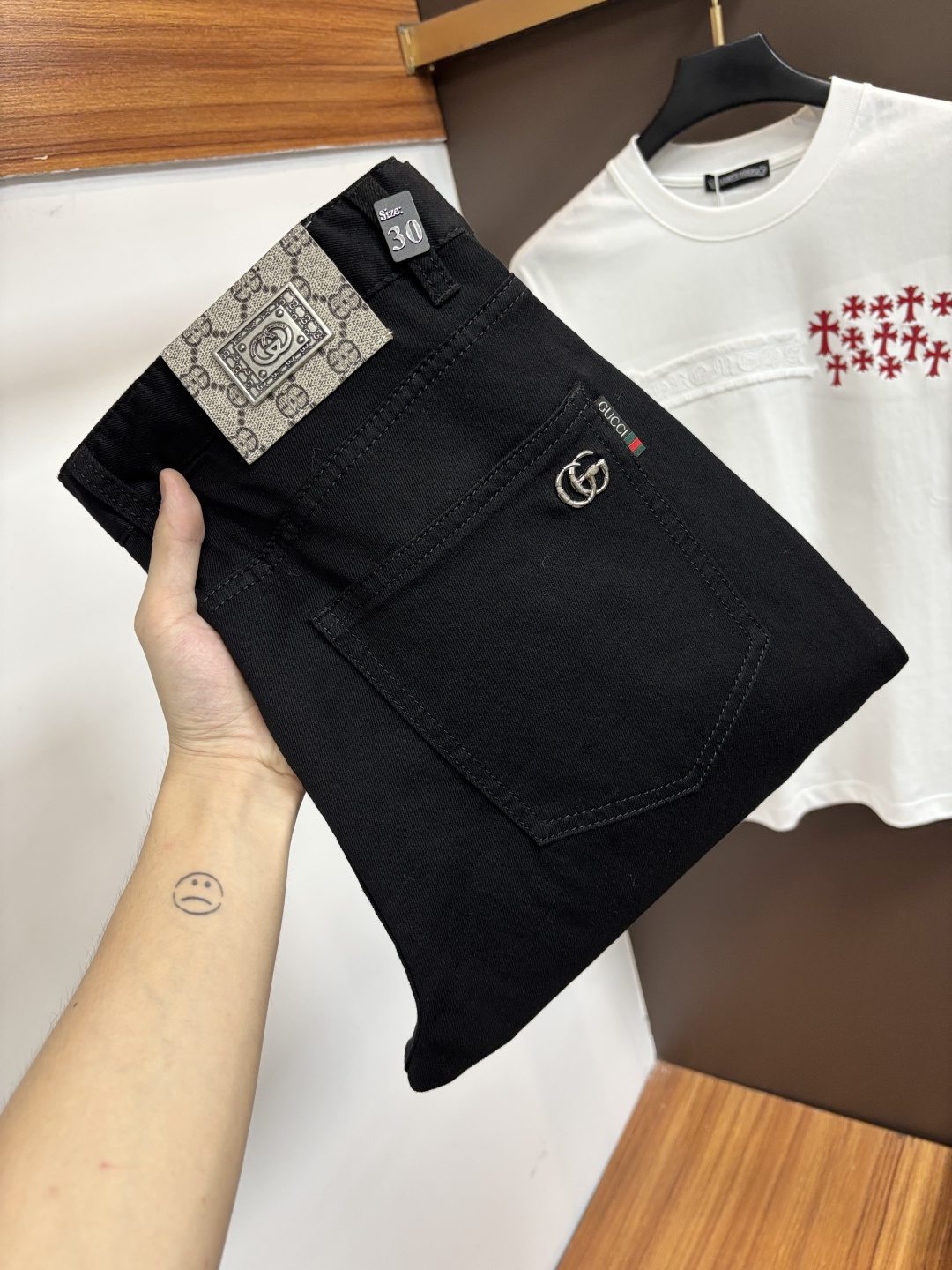 NO:914917,Gucci [2026 new summer product] European station men's business casual jeans When business meets leisure, when classics collide with fashion, in the spring of 2026, we bring you new European station men's business casual jeans!  Selected high-quality fabrics are soft, comfortable, and highly breathable, allowing you to stay fresh and comfortable during a busy workday. The design is simple yet stylish, perfectly blending business and leisure elements. Whether it is the office or a weekend party, you can easily control it and show your unique taste. Meet your dressing needs for different occasions and rejuvenate your wardrobe. K12  Slim tailoring fits the body shape, highlighting a man's erectness and confidence. The details show ingenuity, and every stitch is carefully polished to ensure both quality and comfort. Sizes 29-42,,jeans,19860909古奇【2026夏季新品】欧洲站男士商务休闲牛仔裤 当商务遇上休闲,当经典碰撞时尚,2026年春季,我们为您带来全新欧洲站男士商务休闲牛仔裤！ 精选高品质面料,柔软舒适,透气性极佳,让您在繁忙的工作日中依然保持清爽与自在. 设计简约而不失格调,完美融合商务与休闲元素,无论是办公室还是周末聚会,都能轻松驾驭,展现您的独特品味. 满足您不同场合的穿搭需求,让您的衣橱焕发新生.K12 修身剪裁,贴合身形,凸显男士的挺拔与自信.细节之处彰显匠心,每一个针脚都经过精心打磨,确保品质与舒适并存. 尺码29-42,,jeans,,Men's clothing