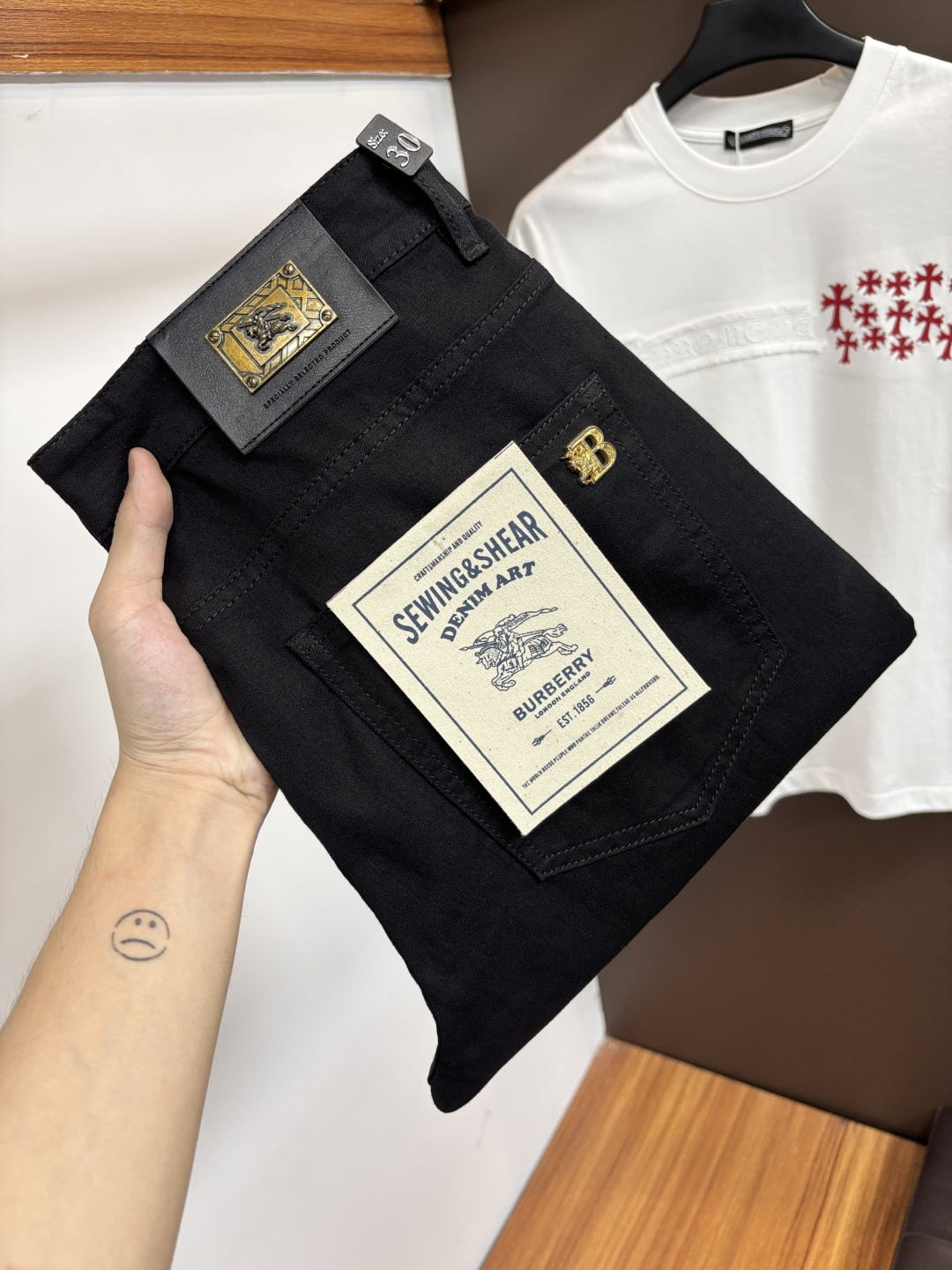 NO:929894,Burberry [2026 Summer New Product] European Station Men's Business Casual Jeans When business meets leisure, when classics collide with fashion, in the spring of 2026, we bring you new European station men's business casual jeans!  Selected high-quality fabrics are soft, comfortable and highly breathable, allowing you to stay fresh and comfortable during a busy workday. The design is simple yet stylish, perfectly blending business and leisure elements. Whether it is the office or a weekend party, you can easily control it and show your unique taste. It can meet your dressing needs for different occasions and rejuvenate your wardrobe. K12  Slim tailoring fits the body shape, highlighting a man's erectness and confidence. The details show ingenuity, and every stitch is carefully polished to ensure both quality and comfort. Sizes 29-42,, burberry, jeans,19860909巴宝莉【2026夏季新品】欧洲站男士商务休闲牛仔裤 当商务遇上休闲,当经典碰撞时尚,2026年春季,我们为您带来全新欧洲站男士商务休闲牛仔裤！ 精选高品质面料,柔软舒适,透气性极佳,让您在繁忙的工作日中依然保持清爽与自在. 设计简约而不失格调,完美融合商务与休闲元素,无论是办公室还是周末聚会,都能轻松驾驭,展现您的独特品味. 满足您不同场合的穿搭需求,让您的衣橱焕发新生.K12 修身剪裁,贴合身形,凸显男士的挺拔与自信.细节之处彰显匠心,每一个针脚都经过精心打磨,确保品质与舒适并存. 尺码29-42,,burberry,jeans,,Men's clothing