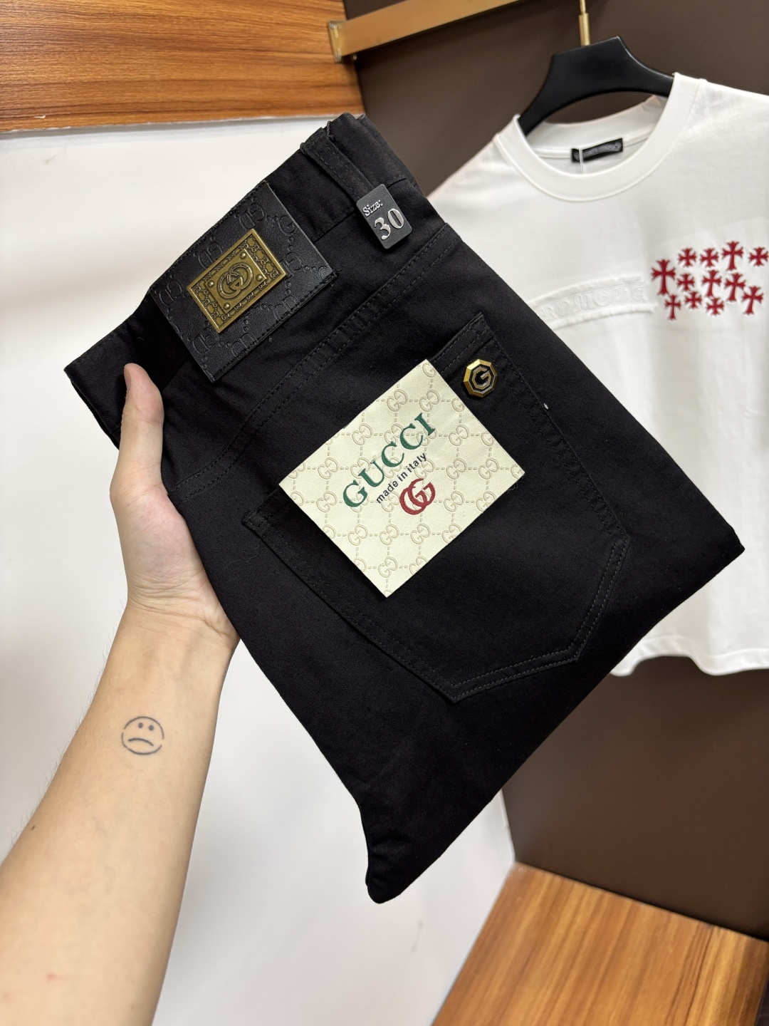 NO:929882,Gucci [2026 new summer product] European station men's business casual jeans When business meets leisure, when classics collide with fashion, in the spring of 2026, we bring you new European station men's business casual jeans!  Selected high-quality fabrics are soft, comfortable and highly breathable, allowing you to stay fresh and comfortable during a busy workday. The design is simple yet stylish, perfectly blending business and leisure elements. Whether it is the office or a weekend party, you can easily control it and show your unique taste. It can meet your dressing needs for different occasions and rejuvenate your wardrobe. K12  Slim tailoring fits the body shape, highlighting a man's erectness and confidence. The details show ingenuity, and every stitch is carefully polished to ensure both quality and comfort. Sizes 29-42,,jeans,19860909古奇【2026夏季新品】欧洲站男士商务休闲牛仔裤 当商务遇上休闲,当经典碰撞时尚,2026年春季,我们为您带来全新欧洲站男士商务休闲牛仔裤！ 精选高品质面料,柔软舒适,透气性极佳,让您在繁忙的工作日中依然保持清爽与自在. 设计简约而不失格调,完美融合商务与休闲元素,无论是办公室还是周末聚会,都能轻松驾驭,展现您的独特品味. 满足您不同场合的穿搭需求,让您的衣橱焕发新生.K12 修身剪裁,贴合身形,凸显男士的挺拔与自信.细节之处彰显匠心,每一个针脚都经过精心打磨,确保品质与舒适并存. 尺码29-42,,jeans,,Men's clothing